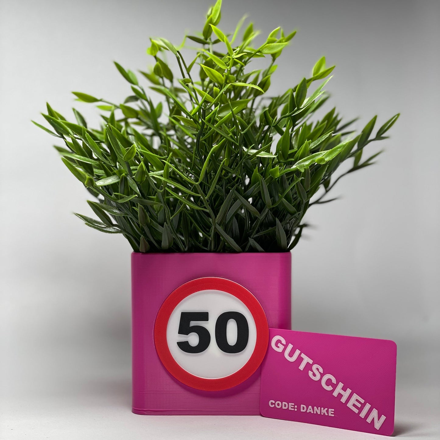 Personalisierte 50. Geburtstagsvase, 3D-gedruckt aus PLA – Diese moderne Vase mit der Jahreszahl 50 eignet sich perfekt als Geschenk oder Dekoration zum 50. Jubiläum. Mit Gutscheinschlitz für persönliche Botschaften. #50Jahre #Jubiläum #PLA.