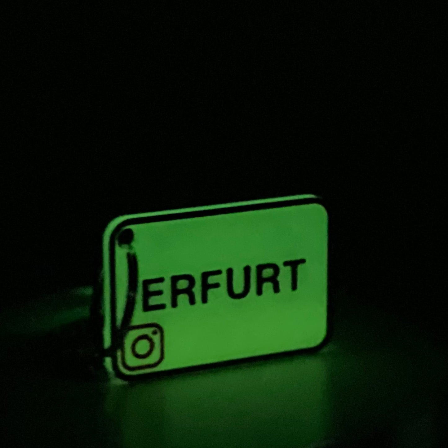 3D-gedrucktes Souvenir für Weltenbummler: Schlüsselanhänger im Ortsschild-Design mit Deutschlandflagge und NFC-Funktion für digitale Links.