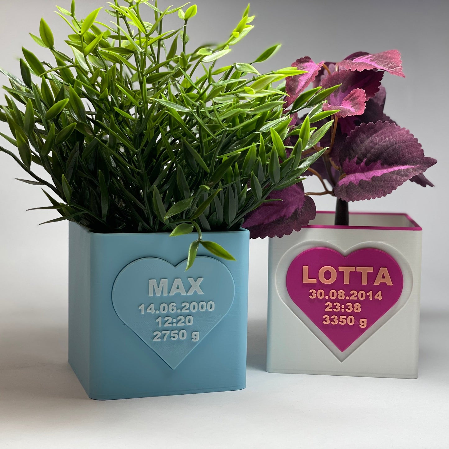 Blumen-Vase von KINIMOD3D mit persönlichen Baby-Daten – das perfekte Geburtsgeschenk. Mit integriertem Gutschein-Schacht für persönliche Glückwünsche. Ein einzigartiges Andenken an die Geburt eines Babys.
