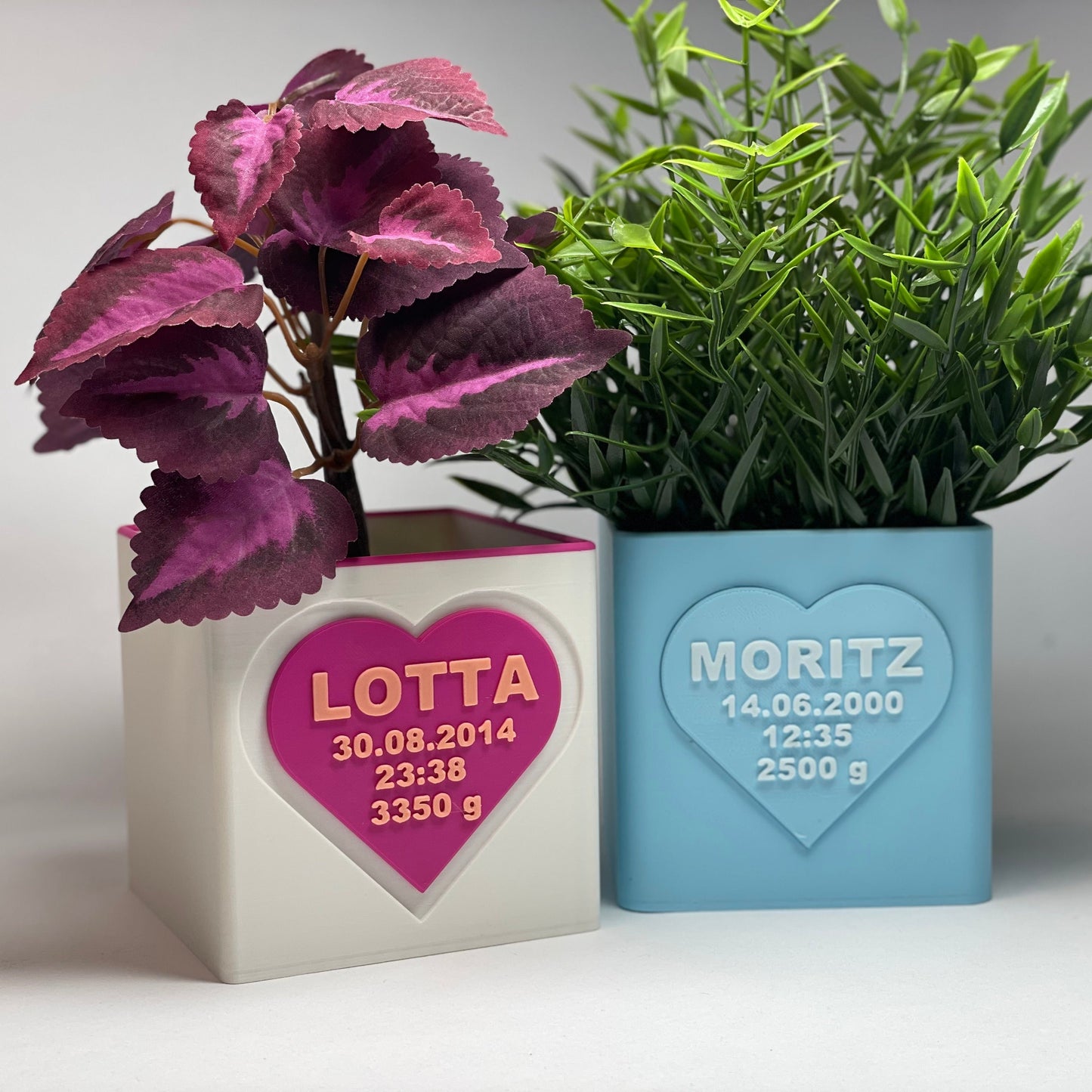 Die perfekte Blumen-Vase von KINIMOD3D als Geschenk zur Geburt – individuell mit den Baby-Daten gestaltet. Mit Schacht für Gutscheine oder Glückwunschkarten. Eine unvergessliche Erinnerung an den großen Tag.
