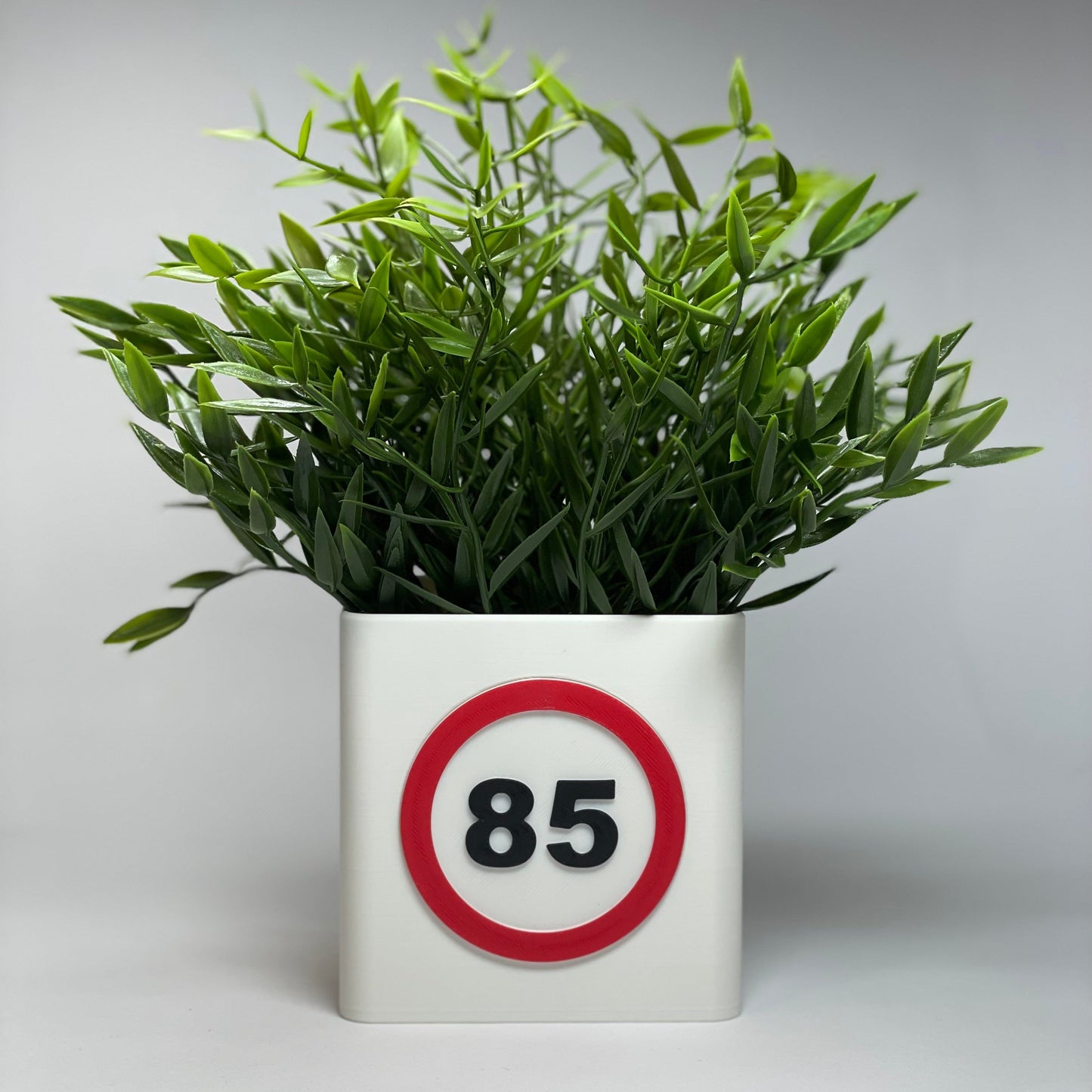 Vase 85 Jahre Jubiläum – Diese 3D-gedruckte Vase mit der Jahreszahl 85 ist ein besonderes Geschenk zum 85. Geburtstag. Nachhaltig aus PLA gefertigt. #85Geburtstag #Jubiläum #PersonalisierteVase #kinimod3d