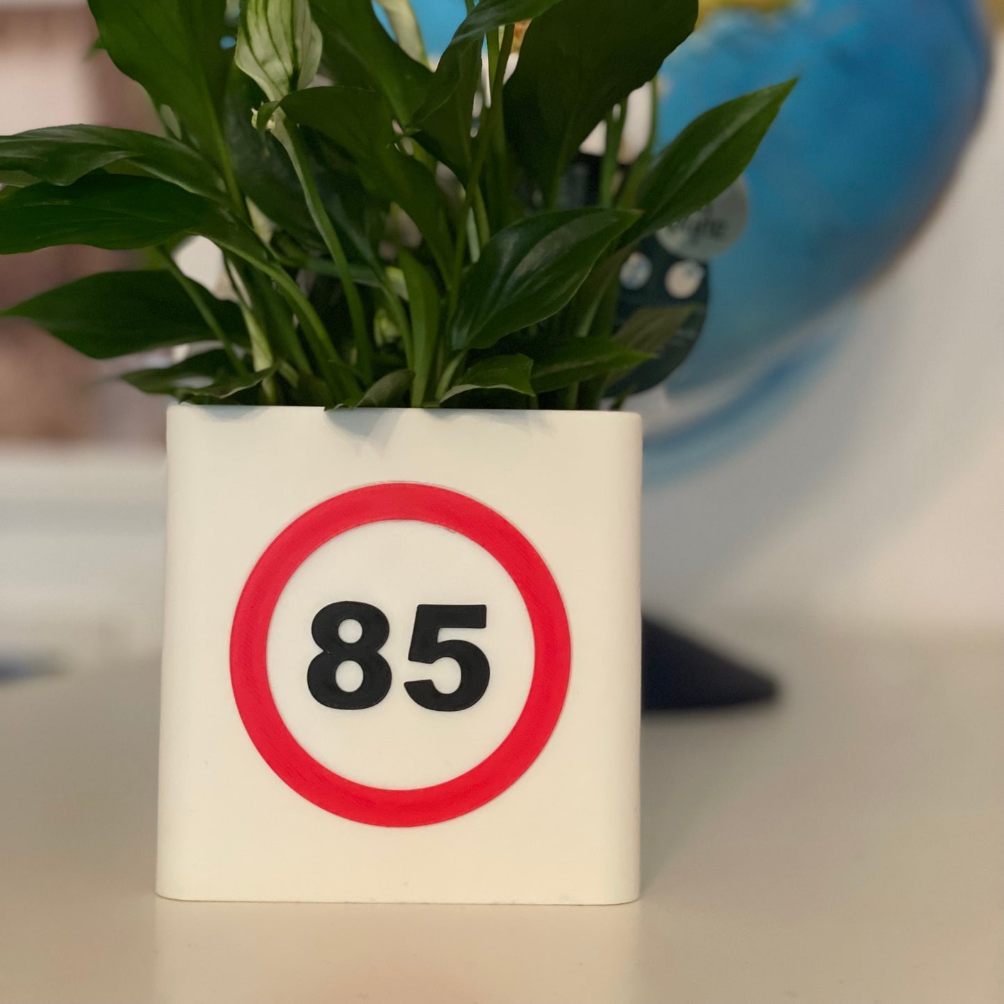 Vase zum 85. Geburtstag – Handgefertigte 3D-gedruckte Vase mit personalisierter Jahreszahl '85', hergestellt aus umweltfreundlichem PLA, ideal für Jubiläen. #85Jahre #Geburtstag #PersonalisierteGeschenke #kinimod3d