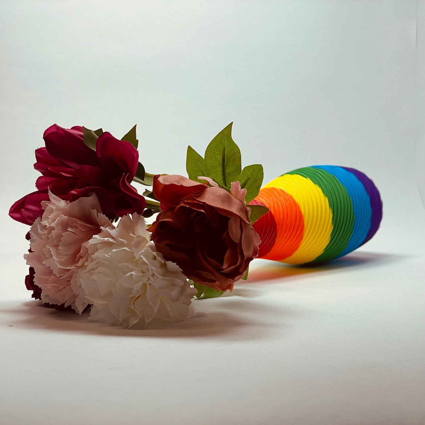 Regenbogenfarben und nachhaltig! Diese KINIMOD3D-Blumenvase ist der perfekte Hingucker und ein wunderschönes Geschenk zum Geburtstag oder zu anderen Anlässen.