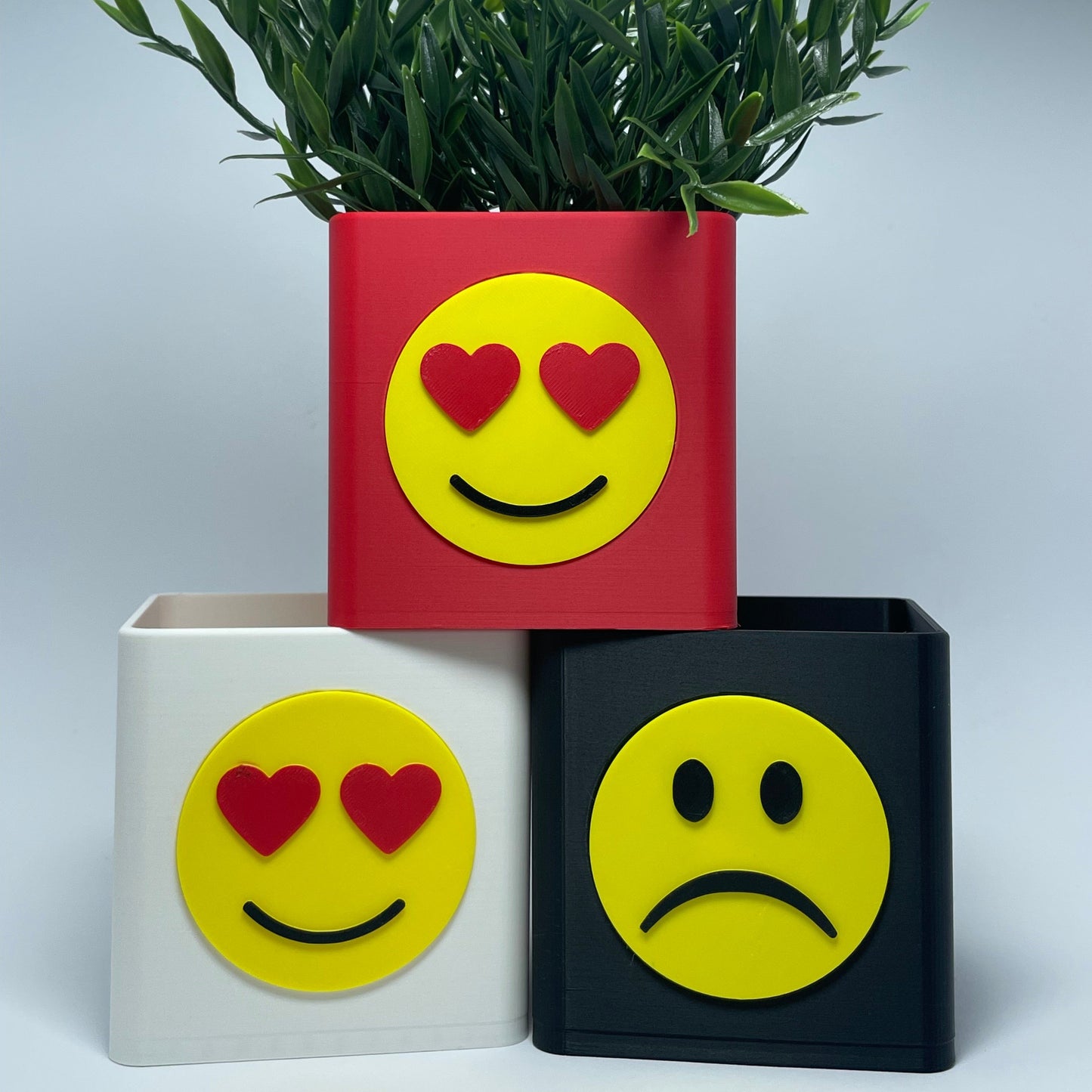 KINIMOD3D bietet mit dieser personalisierten Vase ein emotionales Geburtstagsgeschenk: Positiver und negativer Smiley sorgen für Freude und Ausdruck. Diese Geschenkidee passt perfekt für Freunde und Familie – besonders als Geschenk für die Freundin.