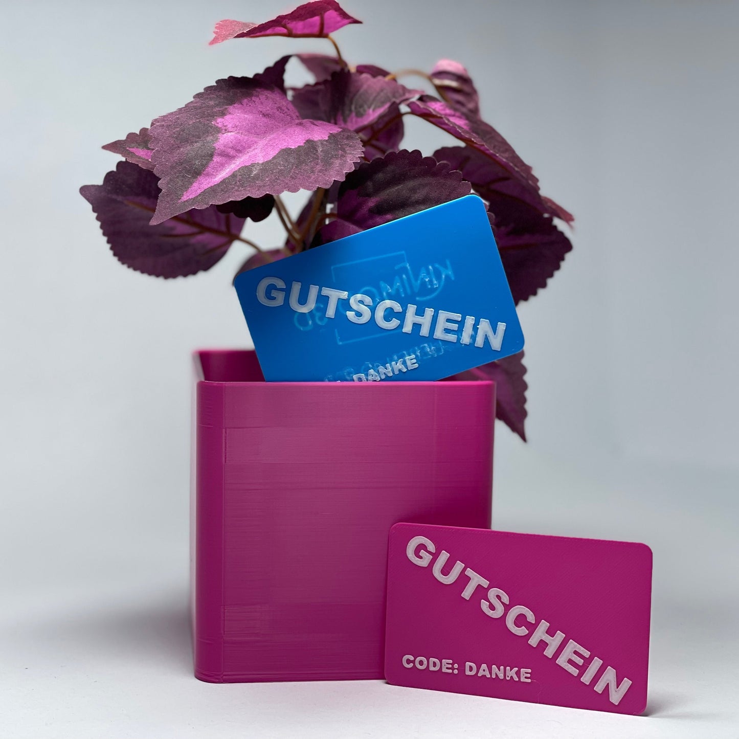 Moderne 3D-gedruckte pinke Vase mit individueller Jahreszahl und Gutschein-Schlitz, die sich hervorragend als einzigartiges und persönliches Geburtstagsgeschenk für den 30. Geburtstag eignet, um Liebe und Wertschätzung auszudrücken.
