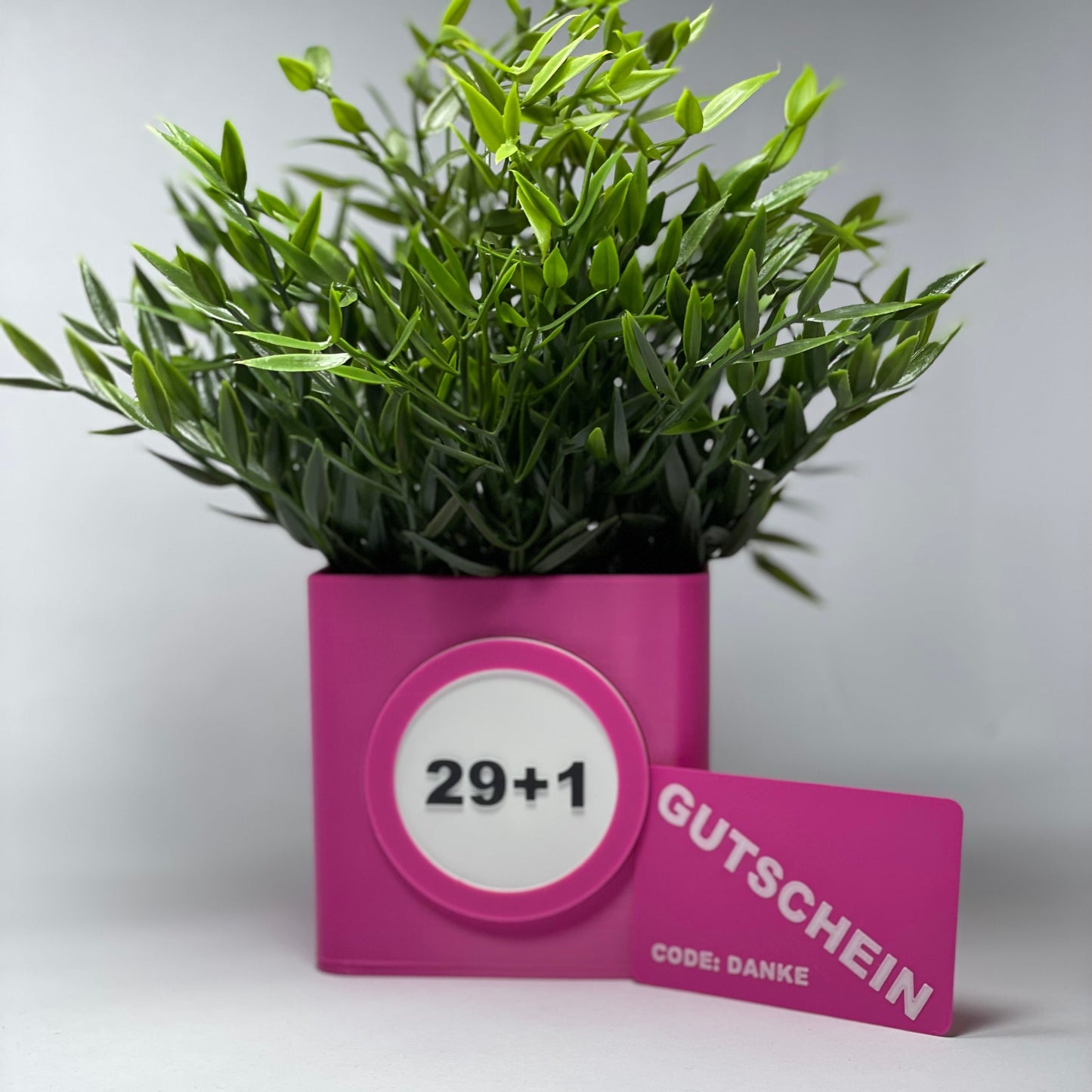 Einzigartige 3D-gedruckte Vase in Pink, die individuell gestaltet werden kann mit Jahreszahl und Gutschein-Schlitz. Das perfekte personalisierte Geschenk zum 50. Geburtstag für jeden, der außergewöhnliche Geschenke liebt.