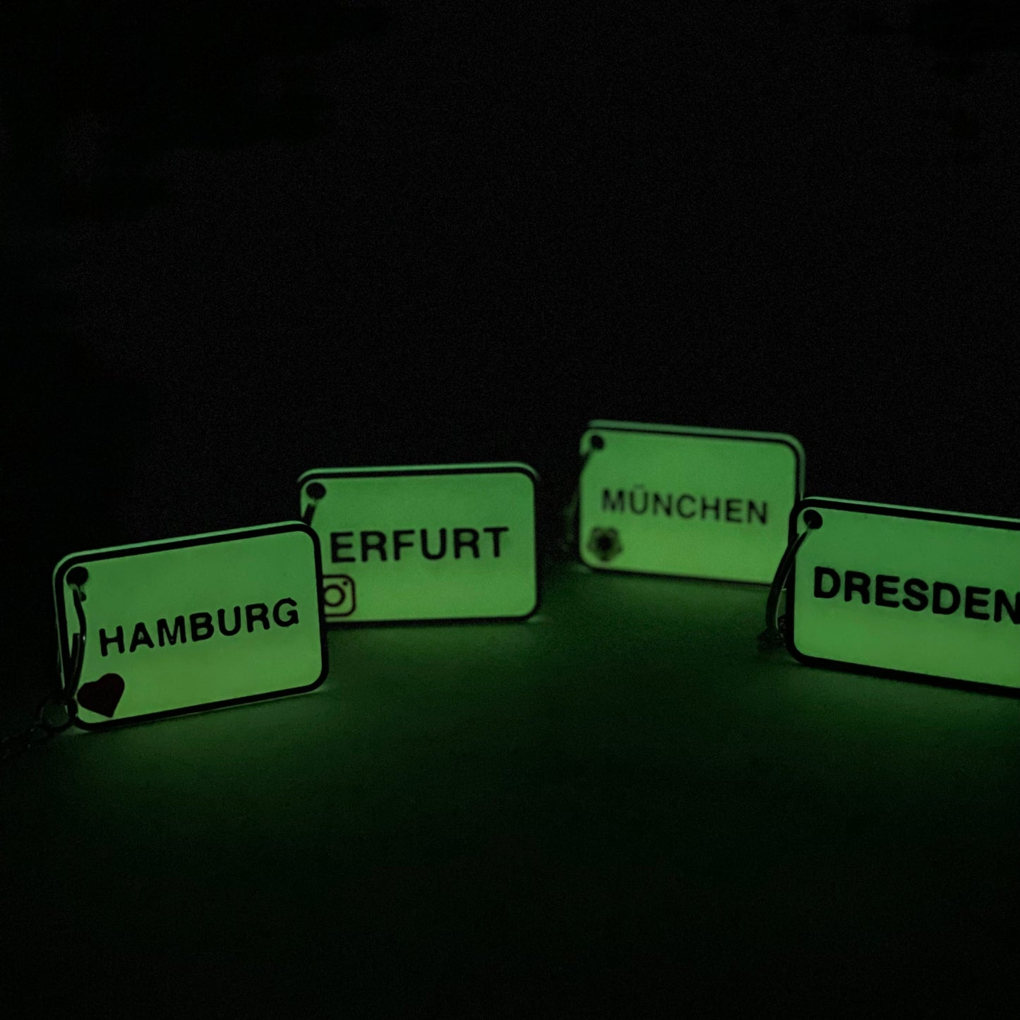 Handgefertigtes Unikat: Dieser Schlüsselanhänger zeigt stolz deinen Heimatort und kann mit einer individuellen NFC-Verknüpfung personalisiert werden.