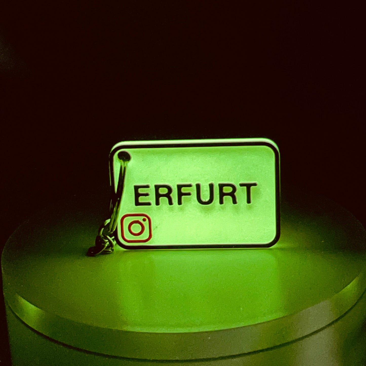 Personalisiertes Geschenk mit Smart-Technologie: Ein Ortsschild-Schlüsselanhänger mit NFC-Chip für einen Stadionlink oder eine persönliche Nachricht.