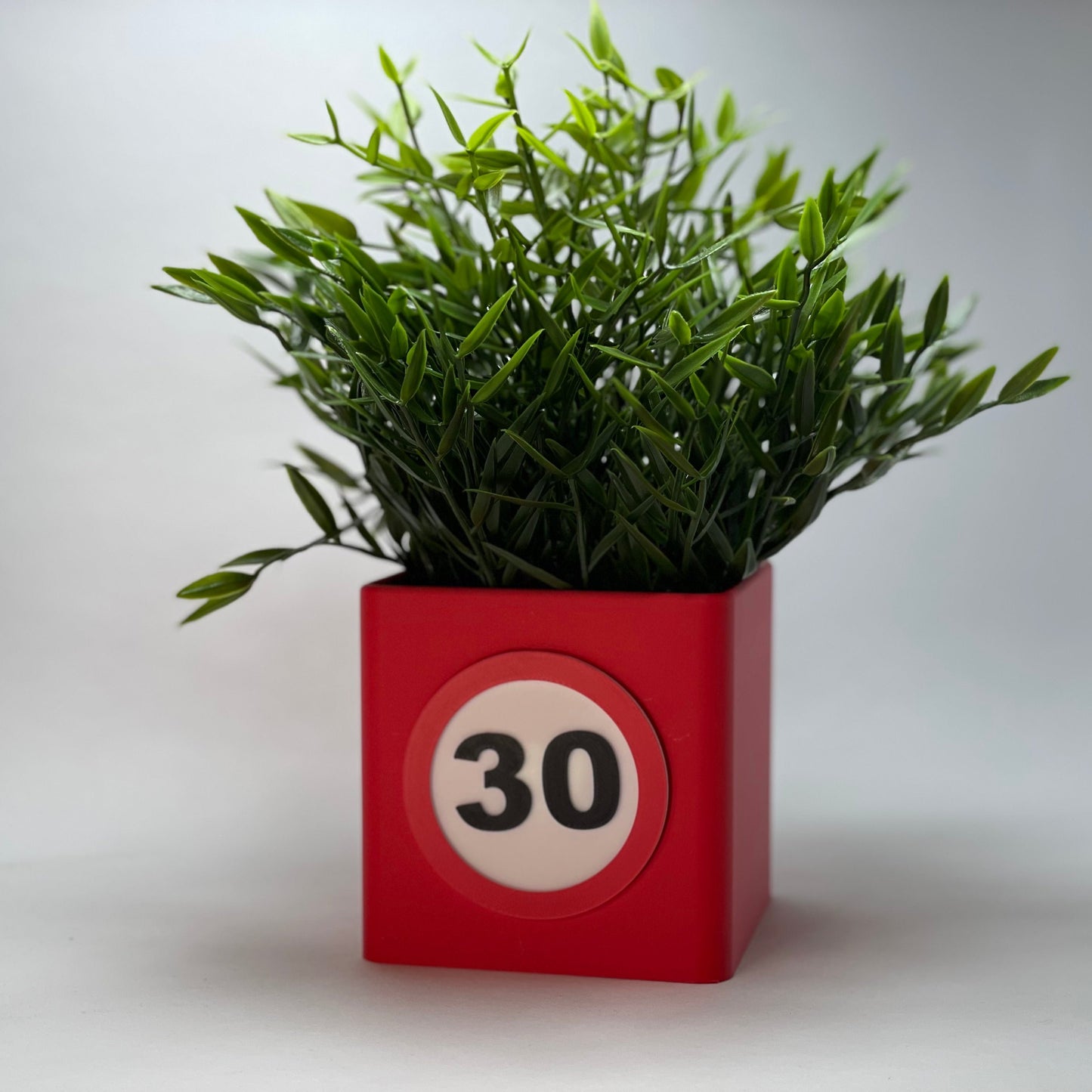 Detailaufnahme der einzigartigen pinken Vase, 3D-gedruckt mit persönlicher Jahreszahl und einem Gutschein-Schlitz. Perfekt als kreatives und individuelles Geburtstagsgeschenk zum 30. Geburtstag für besondere Anlässe.
