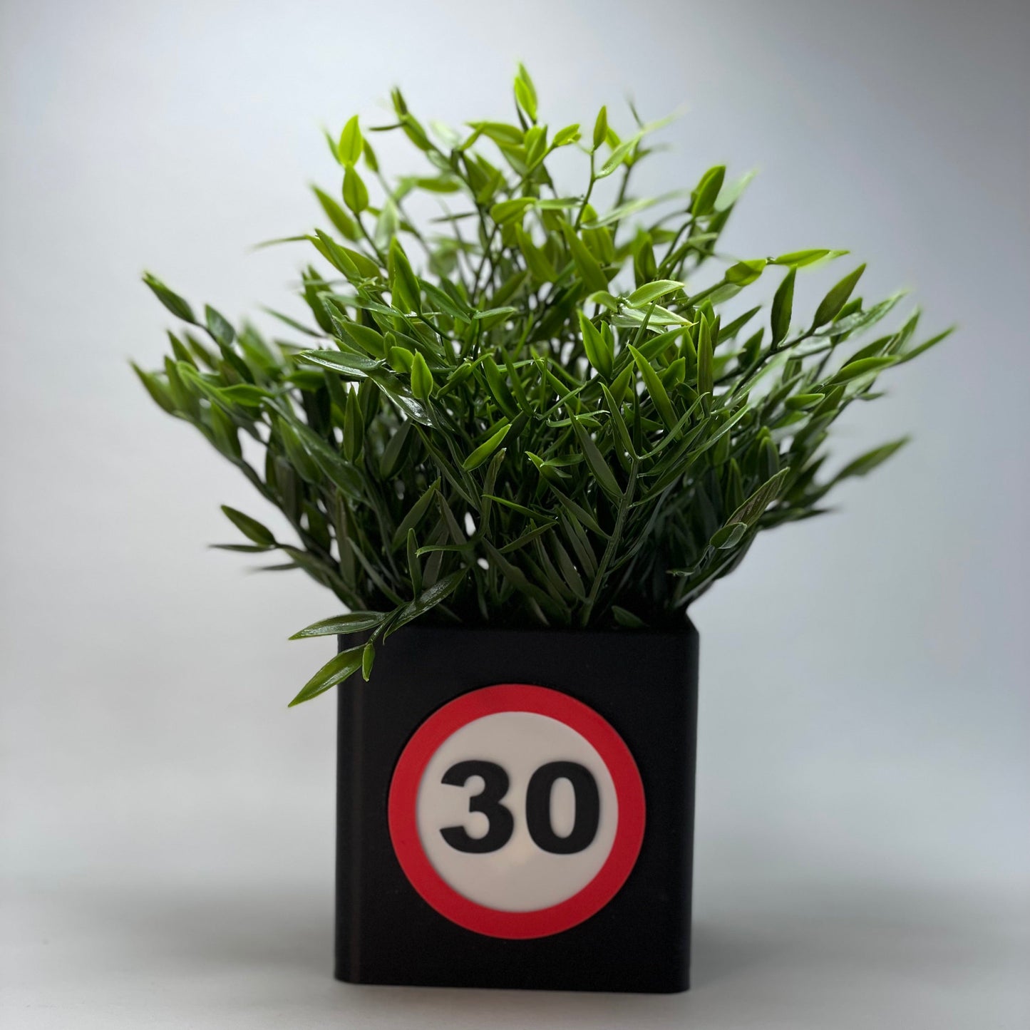 Moderne 3D-gedruckte pinke Vase mit individueller Jahreszahl und Gutschein-Schlitz, die sich hervorragend als einzigartiges und persönliches Geburtstagsgeschenk für den 30. Geburtstag eignet, um Liebe und Wertschätzung auszudrücken.
