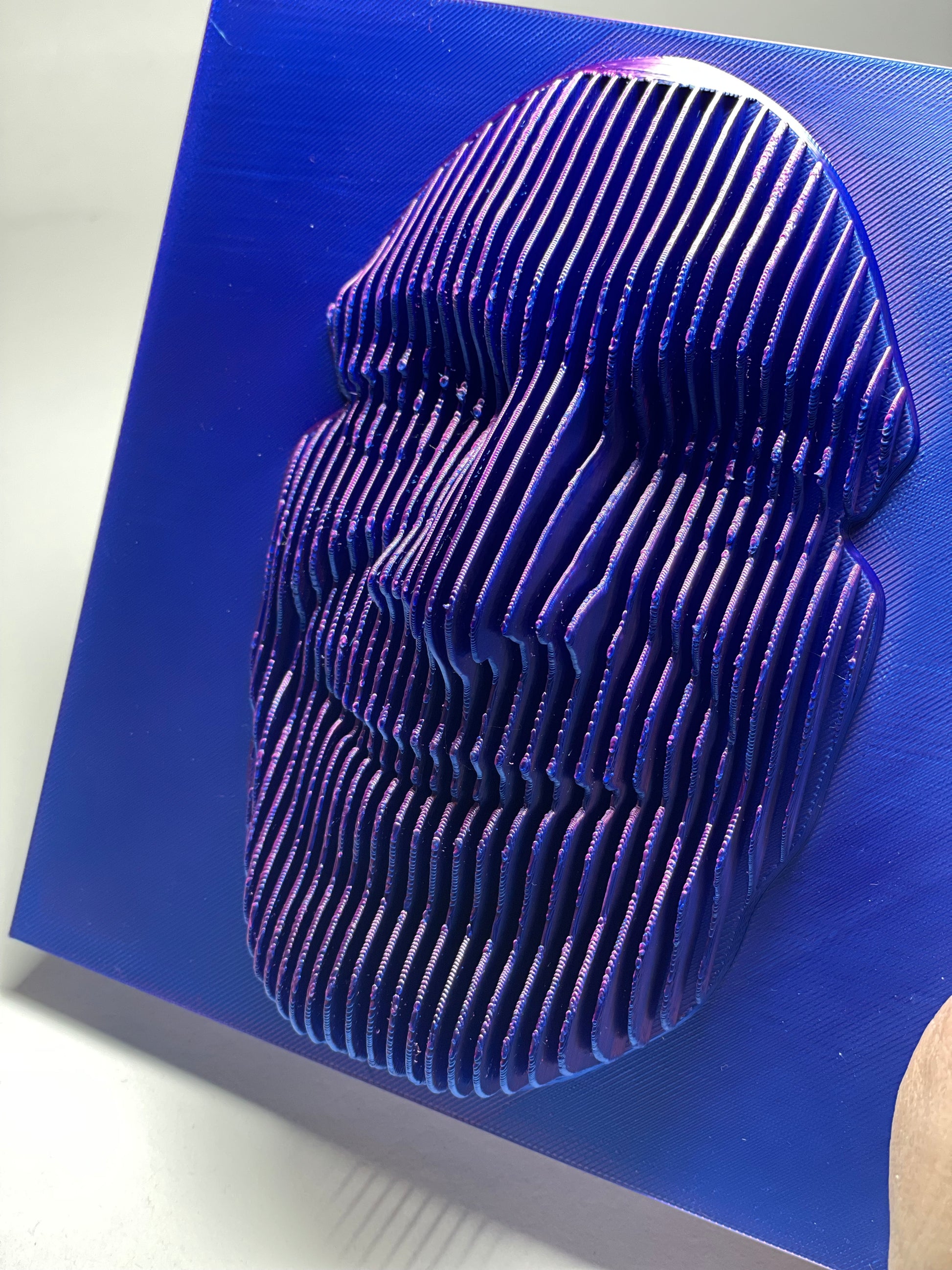 Personalisierter 3D-Gesichtsabdruck – Dein Gesicht als detailreiches 3D-Relief! Basierend auf deinem Foto, nachhaltig aus PLA gedruckt, entsteht ein einzigartiges Kunstwerk mit plastischer Tiefe. Ideal als personalisiertes Geschenk, moderne Wanddekoration oder als unvergessliche Erinnerung. Jedes Stück wird mit höchster Präzision gefertigt, um deine Gesichtszüge naturgetreu darzustellen.