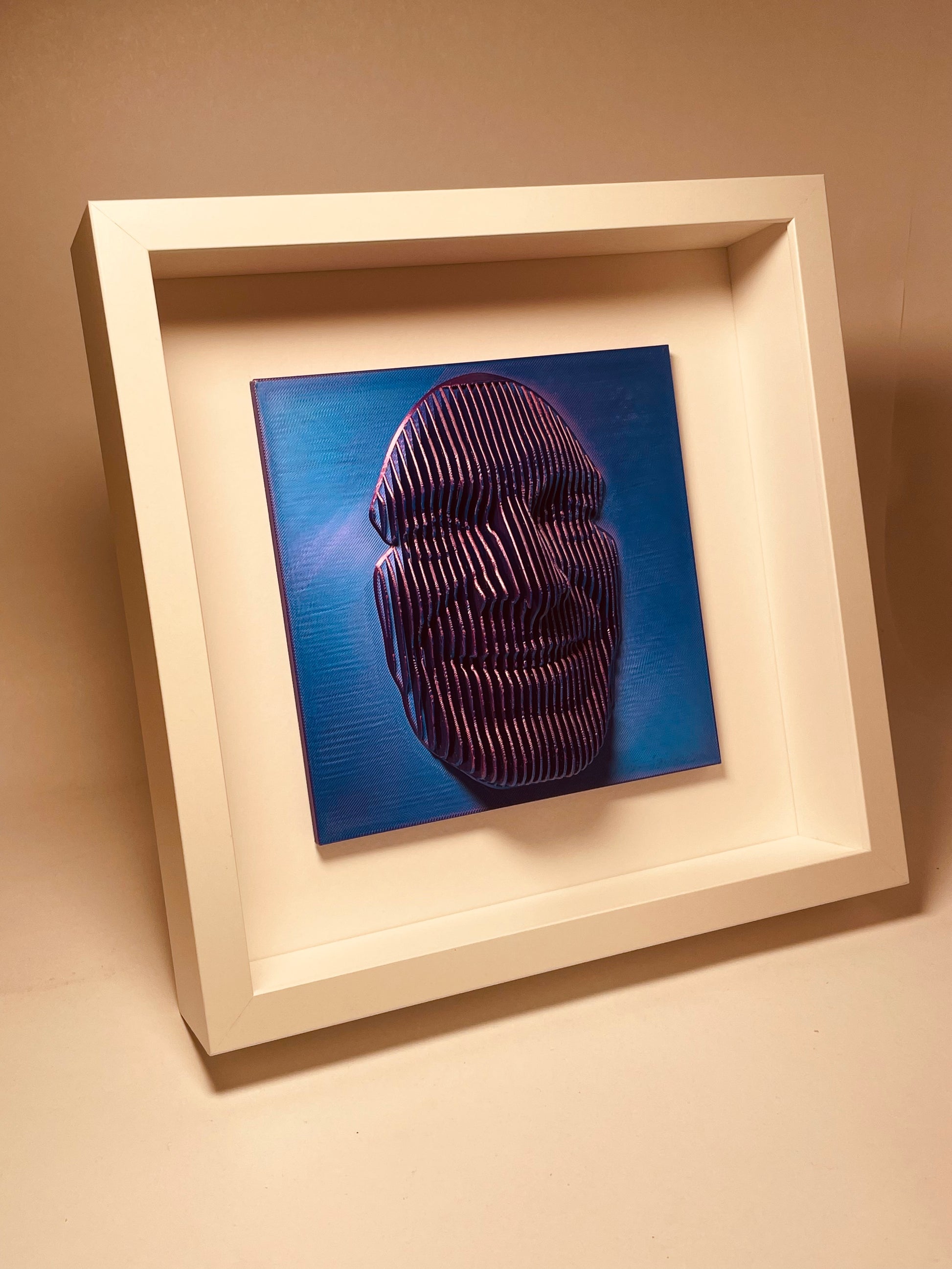 3D-gedrucktes Kunstwerk mit Gesicht – Dein individuelles Portrait als plastisches 3D-Relief! Basierend auf deinem Foto wird dein Gesicht detailgetreu in nachhaltigem PLA nachgebildet. Die feine Schichtstruktur sorgt für eine beeindruckende plastische Darstellung. Ideal als Erinnerung, einzigartiges Geschenk oder als persönliche Wanddeko für dein Zuhause. Präzise gefertigt für ein außergewöhnliches Kunstwerk.