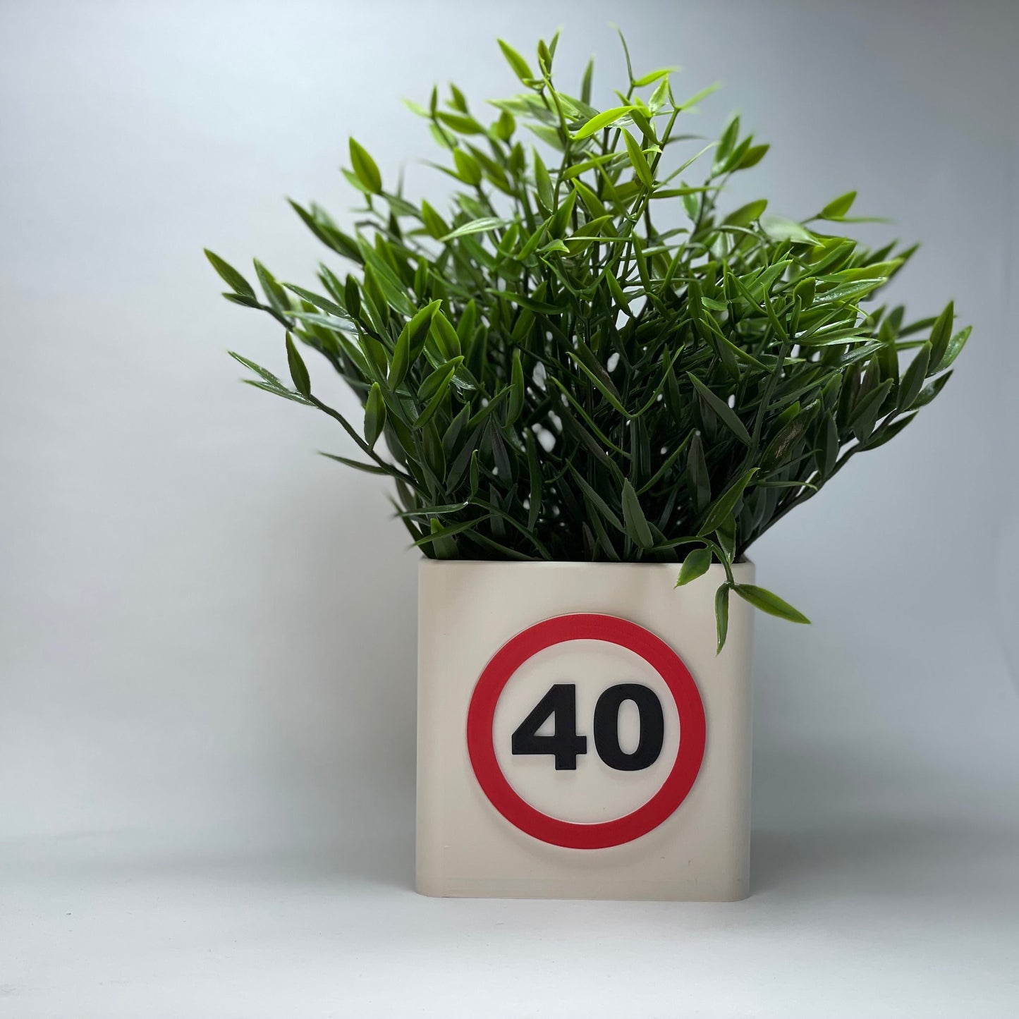 Hochwertige 3D-gedruckte Jubiläumsvase für den 40. Geburtstag mit großer Zahl – aus umweltfreundlichem PLA hergestellt, mit Kartenschlitz für Gutscheine. Eine einzigartige und moderne Geschenkidee für runde Geburtstage. #40Jahre #Geburtstagsgeschenk #3DDruck.