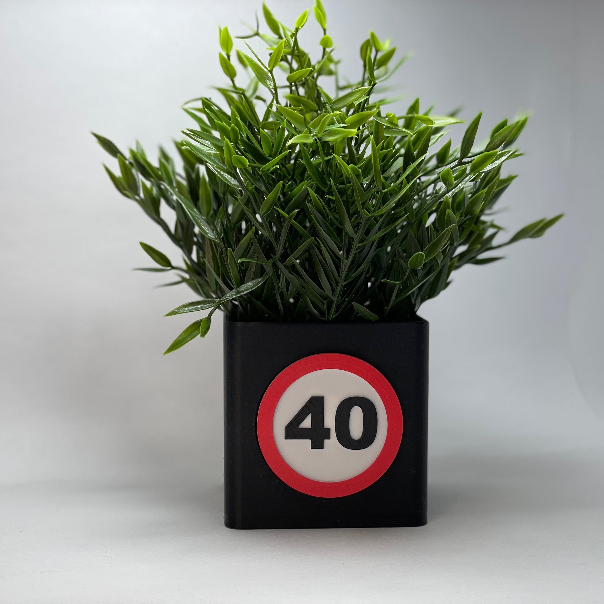 Personalisierte Vase für den 40. Geburtstag aus PLA mit großer Zahl – 3D-gedruckt, modern und nachhaltig. Integrierter Schlitz für Grußkarten oder Gutscheine, ideal als dekoratives und umweltfreundliches Geschenk. #Geburtstagsvase #Nachhaltig.