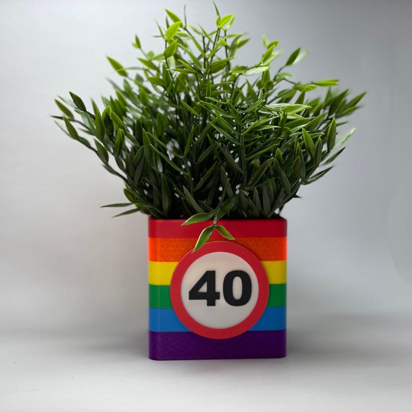 Exklusive 3D-gedruckte Vase mit der Zahl 40 und Kartenschlitz – ideal als Geschenk oder Deko zum 40. Geburtstag. Hergestellt aus umweltfreundlichem PLA, personalisierbar und einzigartig. Perfekt für ein besonderes Jubiläum. #40Geburtstag #Geschenkidee.
