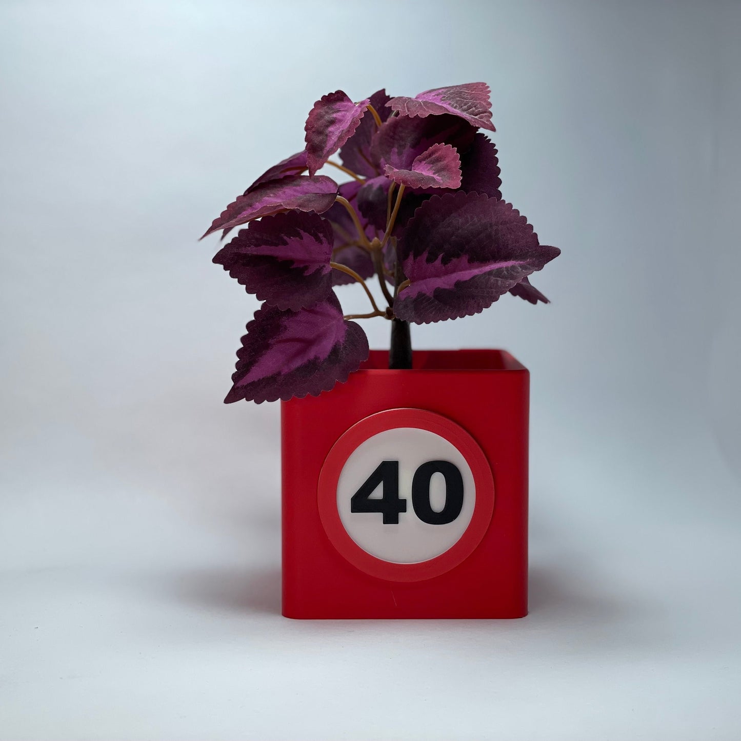 Personalisierte Vase für den 40. Geburtstag aus umweltfreundlichem PLA – 3D-gedruckt mit großer Jahreszahl und integriertem Gutscheinschlitz. Einzigartiges und nachhaltiges Geschenk für Jubiläen. #40Geburtstag #Nachhaltigkeit #PersonalisierteVase.