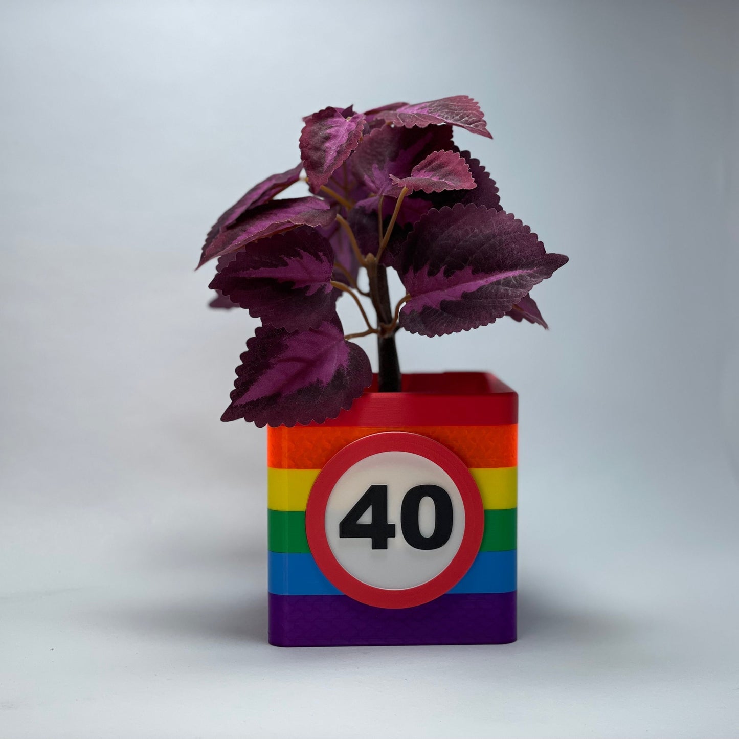 Stilvolle Vase für den 40. Geburtstag, 3D-gedruckt und mit Zahl – aus nachhaltigem PLA. Integrierter Kartenschlitz für Gutscheine oder Grußkarten. Ein modernes und individuelles Geschenk für den besonderen Tag. #PLA #40Jahre #Geschenkideen.