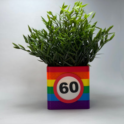 Exklusive 60. Geburtstagsvase mit Zahl und Gutscheinschlitz – umweltfreundlich aus PLA und 3D-gedruckt. Perfektes Geschenk für Jubiläen oder runde Geburtstage. Stilvoll, modern und individuell anpassbar. #60Jahre #Geschenkideen #Umweltfreundlich.