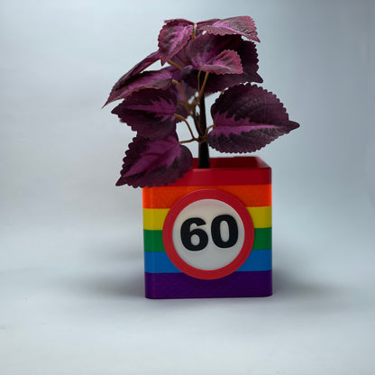 3D-gedruckte Vase mit der Zahl 60 – ideales Geschenk für den 60. Geburtstag. Aus umweltfreundlichem PLA, individuell anpassbar und mit Kartenschlitz. Perfekt für ein persönliches und nachhaltiges Präsent. #60Geburtstag #Jubiläum #PLA.