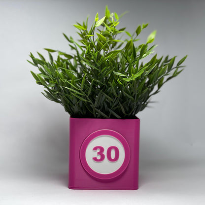Detailaufnahme der einzigartigen pinken Vase, 3D-gedruckt mit persönlicher Jahreszahl und einem Gutschein-Schlitz. Perfekt als kreatives und individuelles Geburtstagsgeschenk zum 30. Geburtstag für besondere Anlässe.