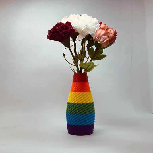 Regenbogenfarbene Blumenvase von KINIMOD3D, ideal als Geschenk zum Geburtstag. Diese 3D-gedruckte Vase aus umweltfreundlichem PLA ist ein farbenfroher Hingucker für jede Feier.