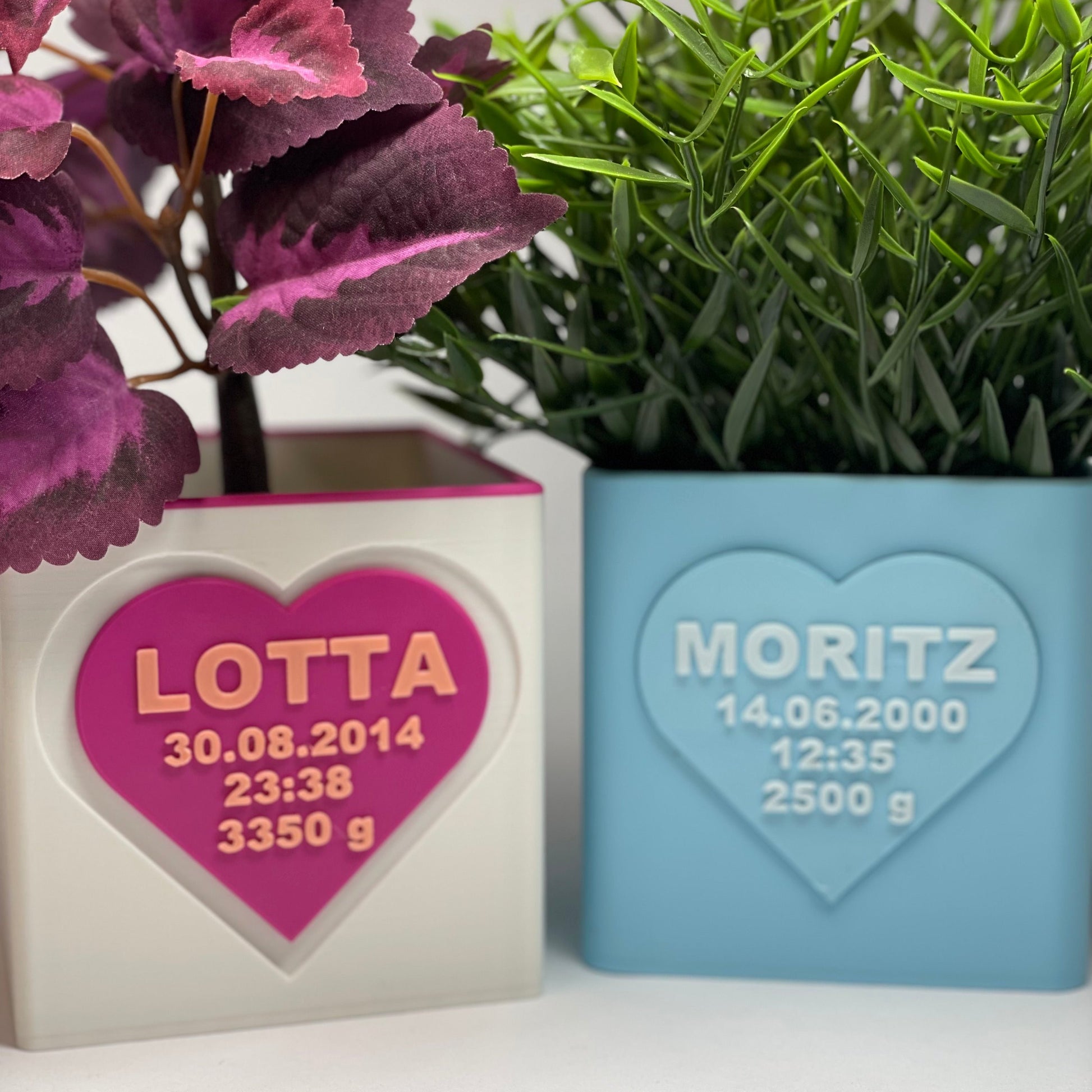 Die perfekte Blumen-Vase von KINIMOD3D als Geschenk zur Geburt – individuell mit den Baby-Daten gestaltet. Mit Schacht für Gutscheine oder Glückwunschkarten. Eine unvergessliche Erinnerung an den großen Tag.