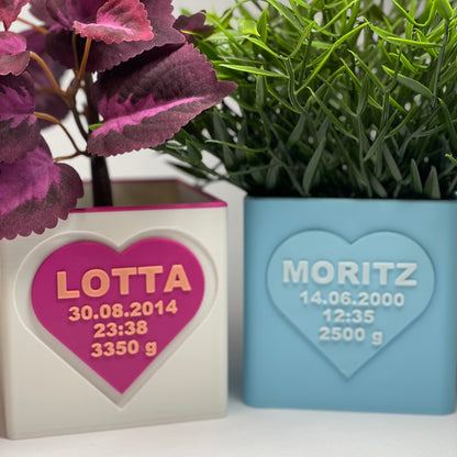 Die perfekte Blumen-Vase von KINIMOD3D als Geschenk zur Geburt – individuell mit den Baby-Daten gestaltet. Mit Schacht für Gutscheine oder Glückwunschkarten. Eine unvergessliche Erinnerung an den großen Tag.