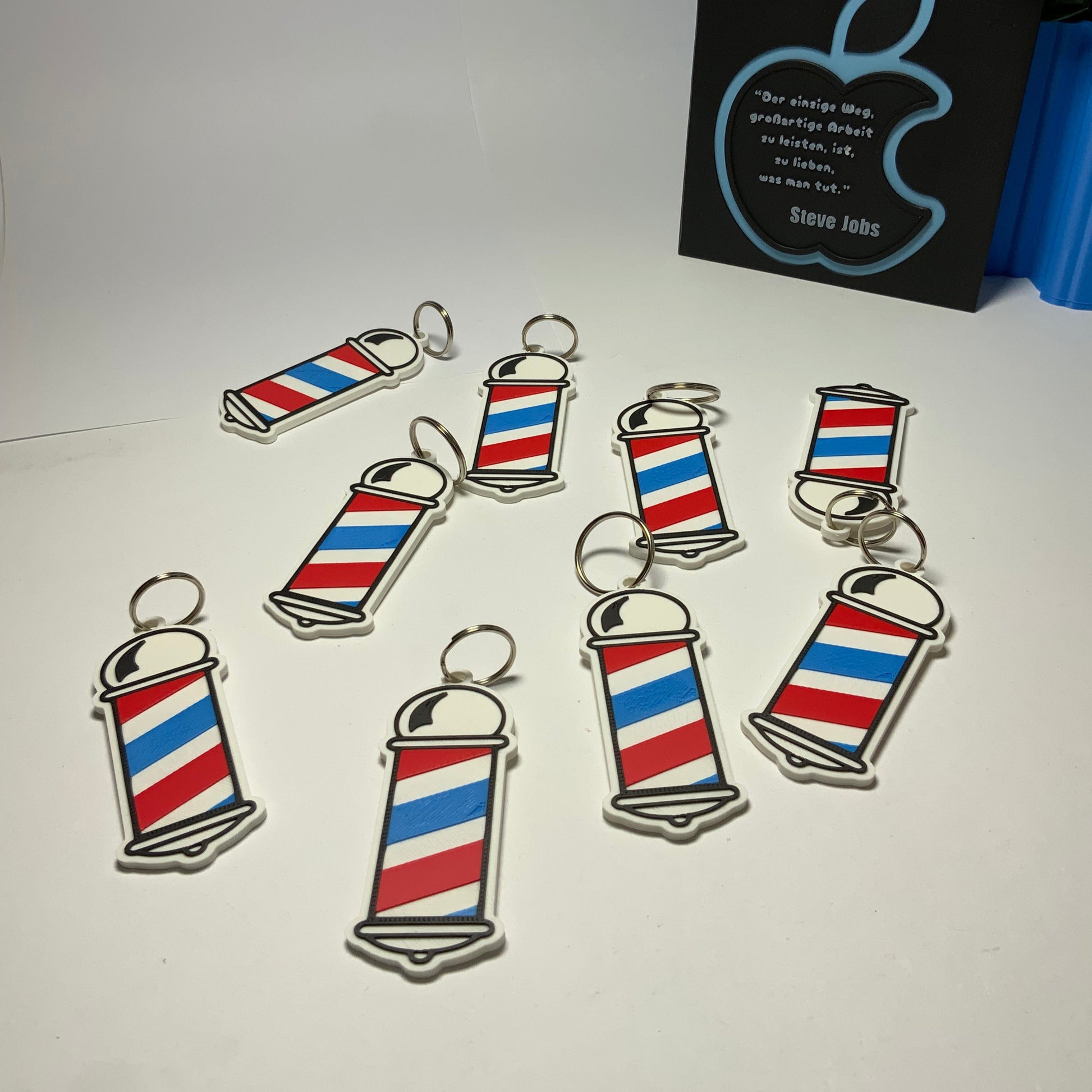 Barbier-Schlüsselanhänger mit smarter NFC-Technik – formschön, handlich und funktional. Ideal zur digitalen Kontaktübermittlung in Friseur- und Barbierbetrieben. 3D-gedruckt aus biologisch abbaubarem PLA, mit ikonischem Barbierstangen-Look. Programmierbar mit Link zur Webseite, Buchungssystem oder Social-Media-Kanal. Ein modernes Accessoire für dein Branding oder als originelle Geschenkidee für Barber-Fans und Salonmitarbeiter.