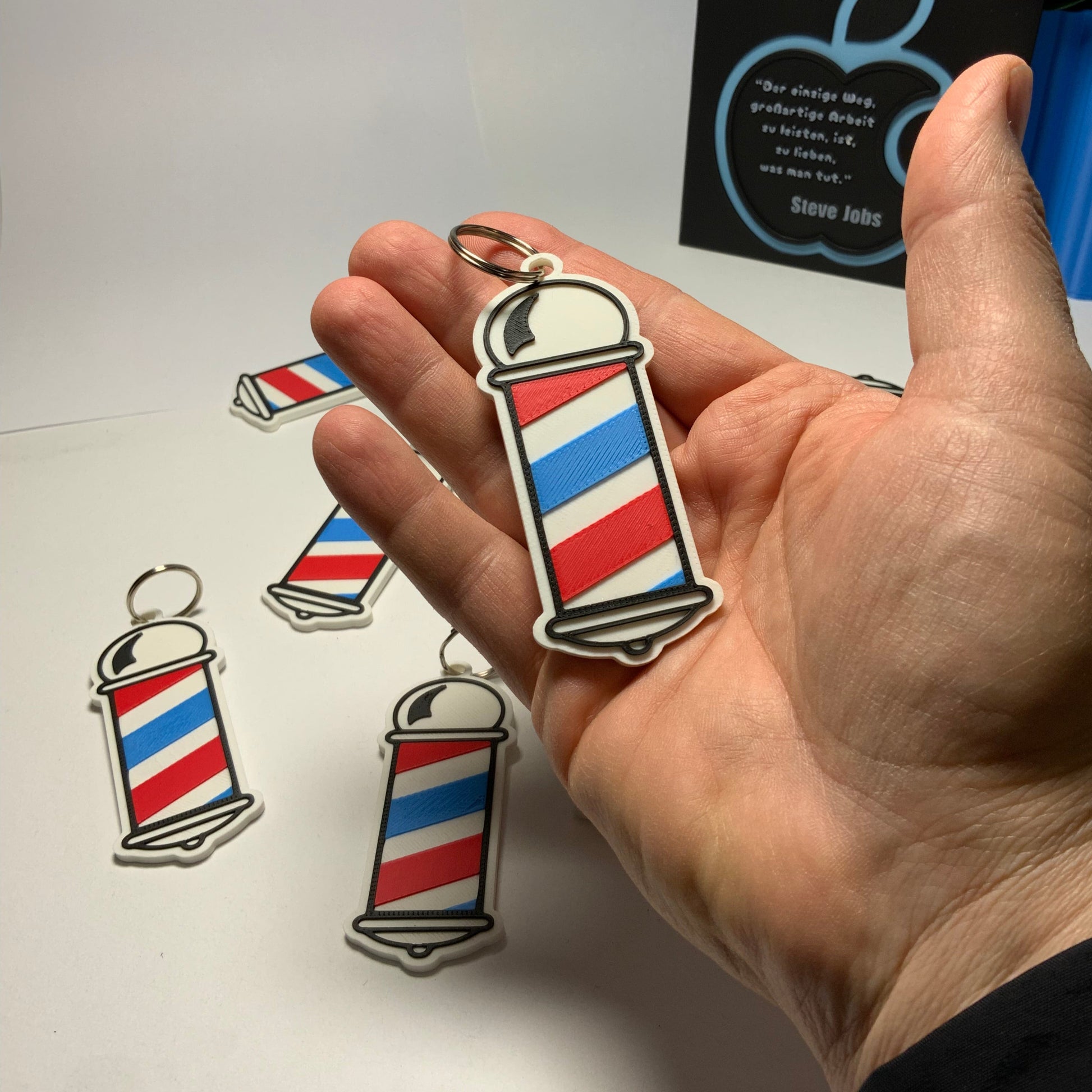 Barber-Pole Schlüsselanhänger mit integrierter NFC-Technologie, individuell personalisierbar mit Social-Media-Link oder Telefonnummer. Perfekt für Friseure, Barbiere und Salonbesitzer, die ein stylisches, funktionales Accessoire suchen. Handgefertigt aus umweltfreundlichem PLA mit 3D-Druck. Der klassische Look der rot-weiß-blauen Barbierstange trifft auf moderne Technik. Ideal als Geschenk, Werbemittel oder persönliches Branding-Tool im Barber-Stil.