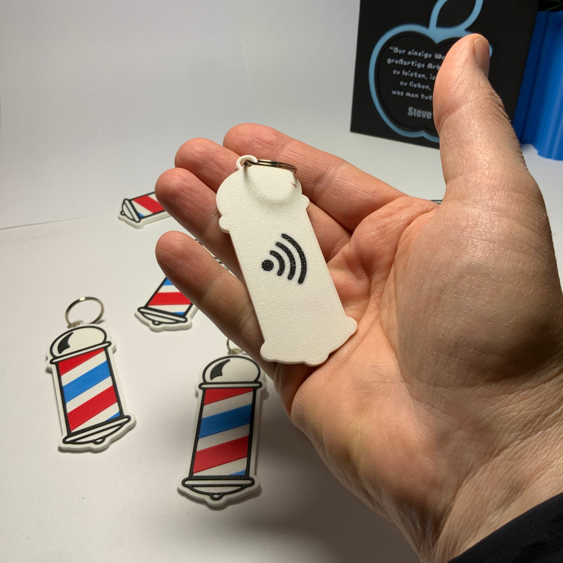 Schlüsselanhänger Barbierstange mit NFC-Tag – personalisiert mit deinem Link zu Instagram, TikTok oder deinem Online-Buchungstool. Stilvolles und nützliches Tool für Barbershops und Friseursalons. Der Anhänger verbindet Retro-Design mit moderner Technologie. Einfach Handy drüberhalten und Kontakt teilen! Hergestellt in Deutschland mit Liebe zum Detail. Perfekt für dein Branding und zur Kundenbindung im Barber-Bereich. Jetzt online kaufen.