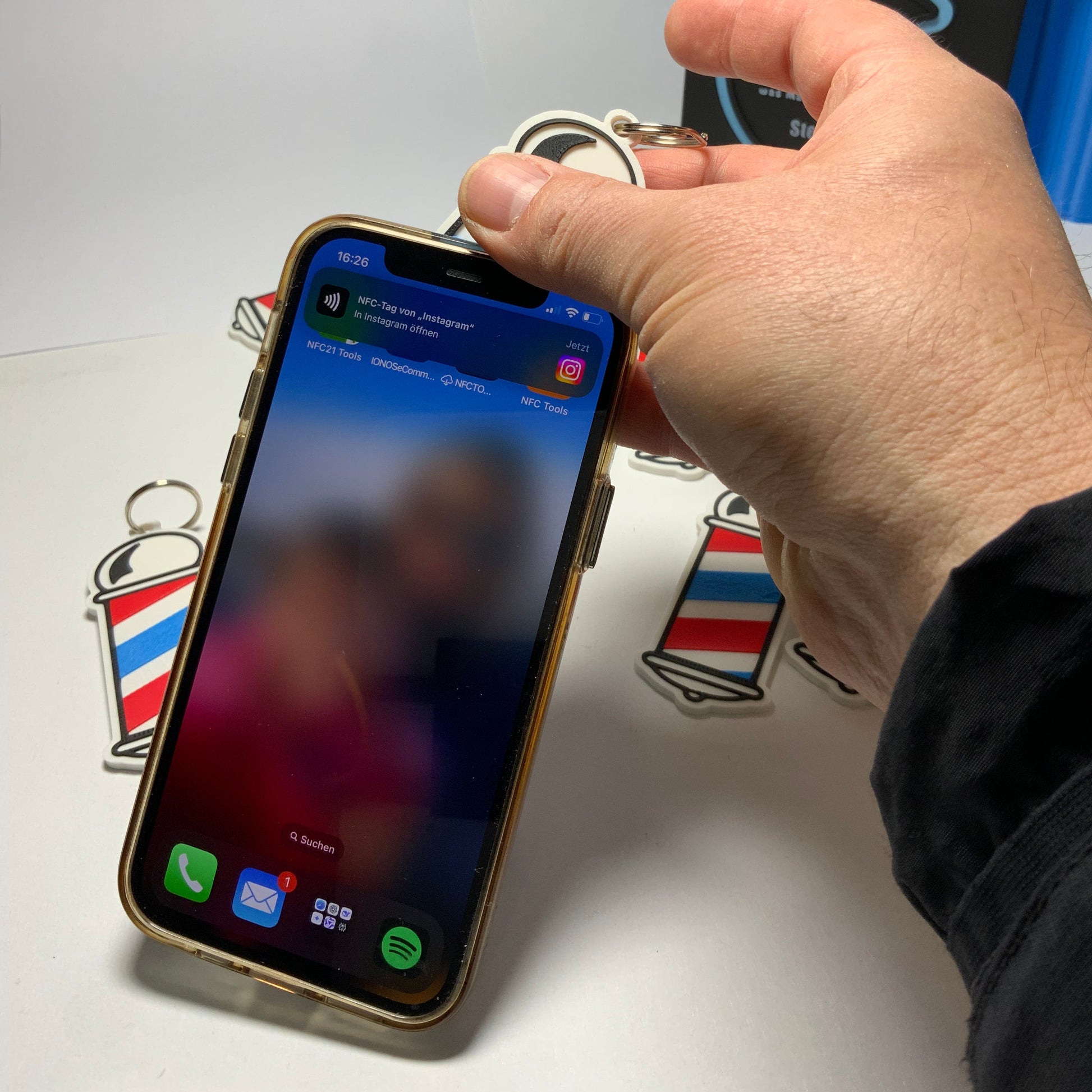 Personalisierter Barber-Schlüsselanhänger mit NFC – ideal für Friseure, Barbiere und Beauty-Profis. Verlinke deine Social-Media-Seite, Telefonnummer oder deine digitale Visitenkarte direkt über den eingebauten NFC-Chip. Der Schlüsselanhänger hat die Form einer klassischen Barbierstange und ist ein echter Blickfang. Aus PLA gefertigt, nachhaltig und robust. Ideal für Selbstständige im Friseurhandwerk, die auf moderne Kundenkommunikation setzen möchten.