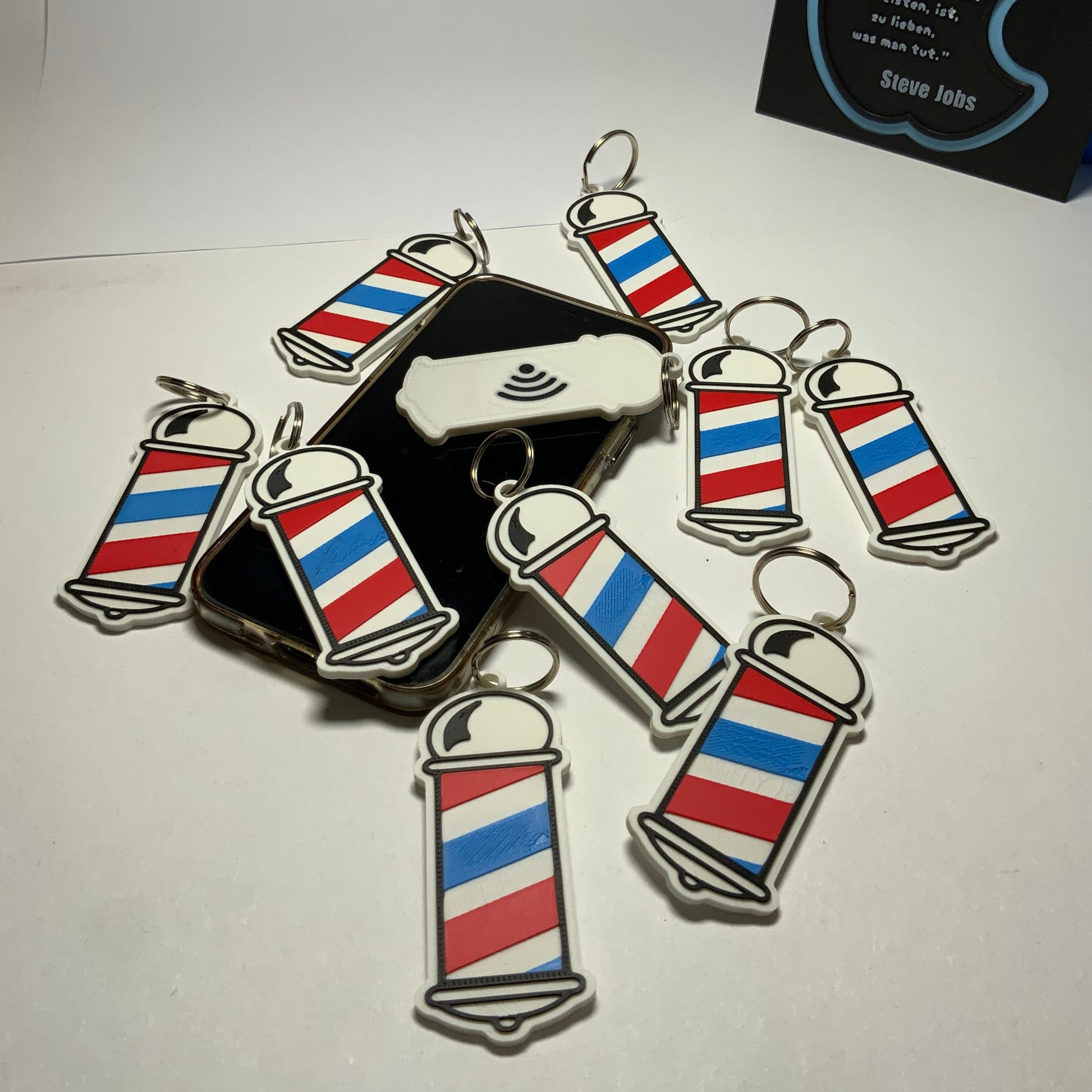 3D-gedruckter Schlüsselanhänger Barber-Pole-Design mit NFC-Tag zum Scannen. Individuell programmierbar, z. B. mit Kontaktdaten oder Social Media. Ideal für Barbershop-Teams, Friseurstudios oder als Give-away für Kunden. Hergestellt in Deutschland mit PLA-Material. Die klassische rot-weiß-blaue Barbierstange in modernem Miniformat – perfekt als Werbegeschenk oder Tool zur digitalen Kundenbindung für die Beauty- und Friseurbranche.