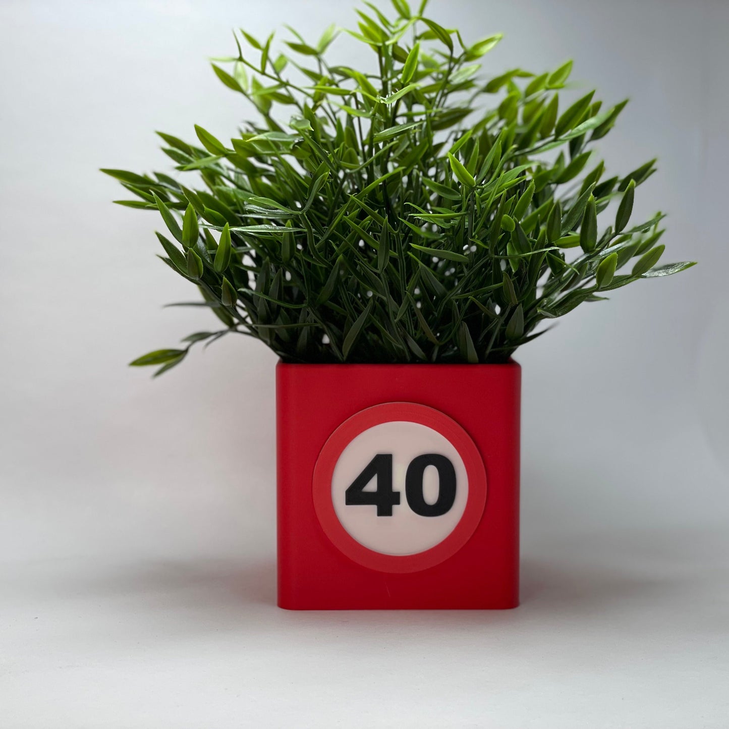 Moderne 3D-gedruckte Vase zum 40. Geburtstag mit individueller Zahl und Kartenschlitz – umweltfreundlich aus PLA. Perfekt als Dekoration oder persönliches Geschenk. Ein nachhaltiges Highlight für den runden Geburtstag. #40Jahre #Jubiläum #Nachhaltig.