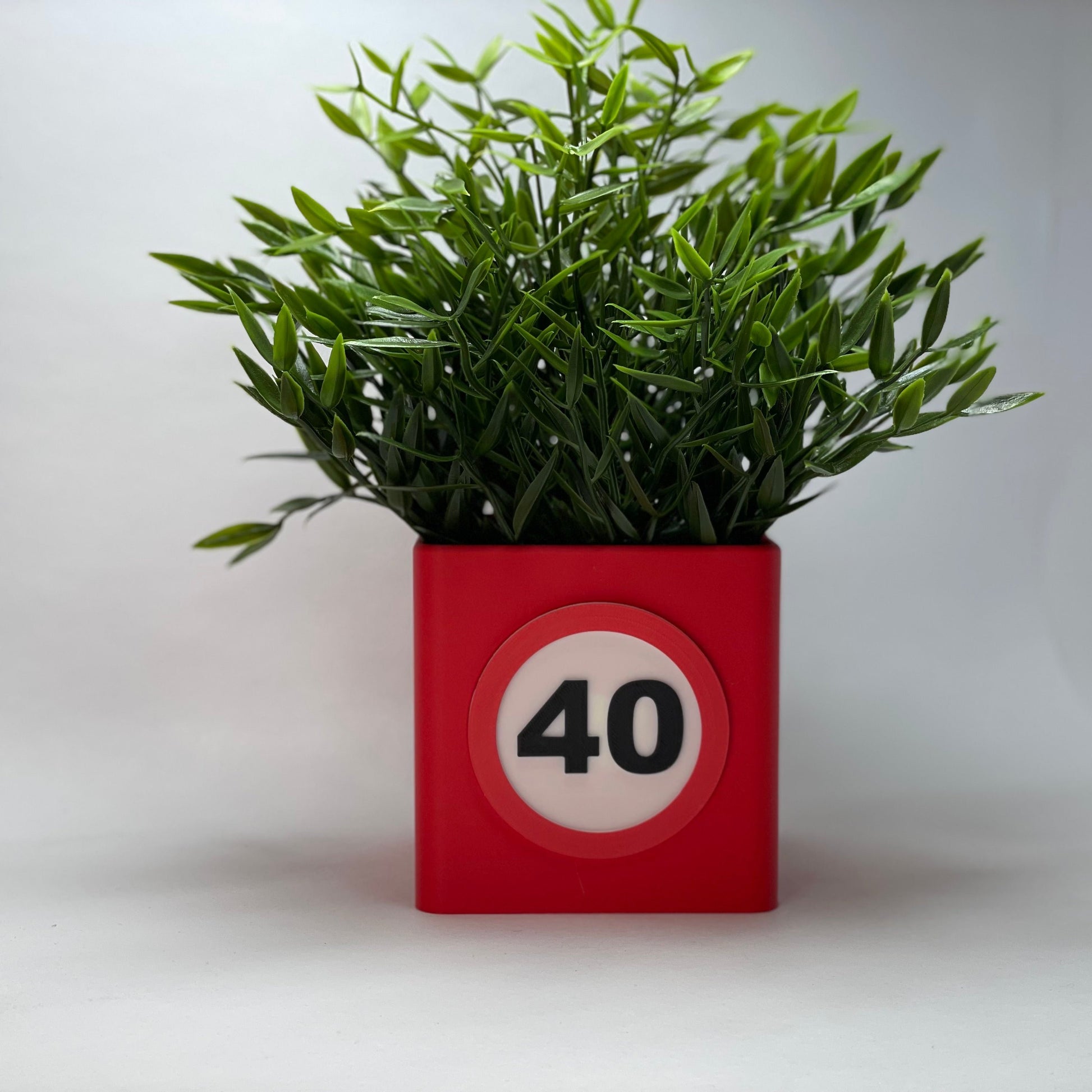 Moderne 3D-gedruckte Vase zum 40. Geburtstag mit individueller Zahl und Kartenschlitz – umweltfreundlich aus PLA. Perfekt als Dekoration oder persönliches Geschenk. Ein nachhaltiges Highlight für den runden Geburtstag. #40Jahre #Jubiläum #Nachhaltig.