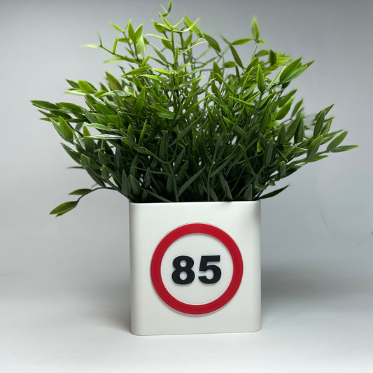 Personalisierte Vase 85. Geburtstag – 3D-gedruckte Vase mit großer Zahl '85', ideal als Geschenk zum 85. Geburtstag, aus umweltfreundlichem PLA. #Geburtstagsvase #85Geburtstag #PersonalisierteGeschenke #kinimod3d