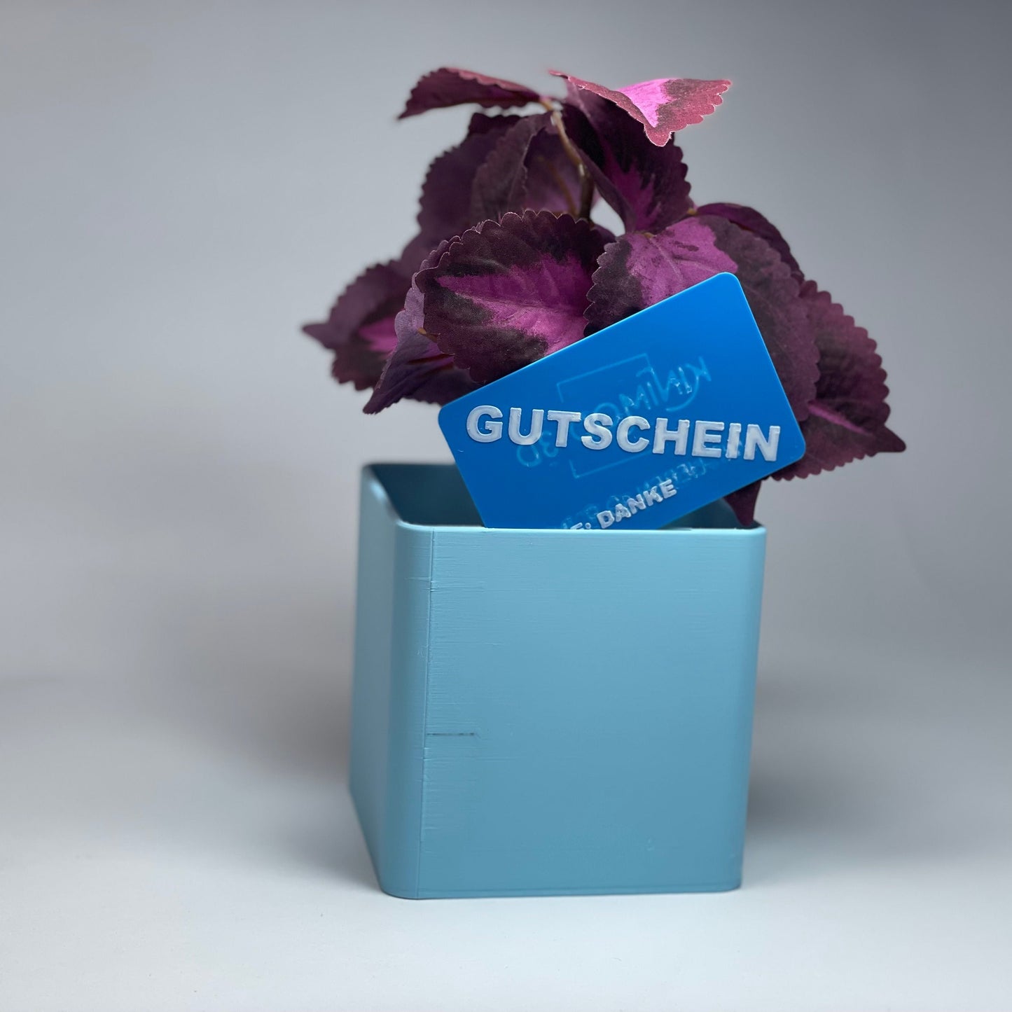 Feiere die Geburt eines Babys mit der KINIMOD3D Blumen-Vase, personalisiert mit den Baby-Daten. Das perfekte Geschenk zur Geburt mit Schacht für Grußkarten oder Gutscheine – dekorativ und unvergesslich.