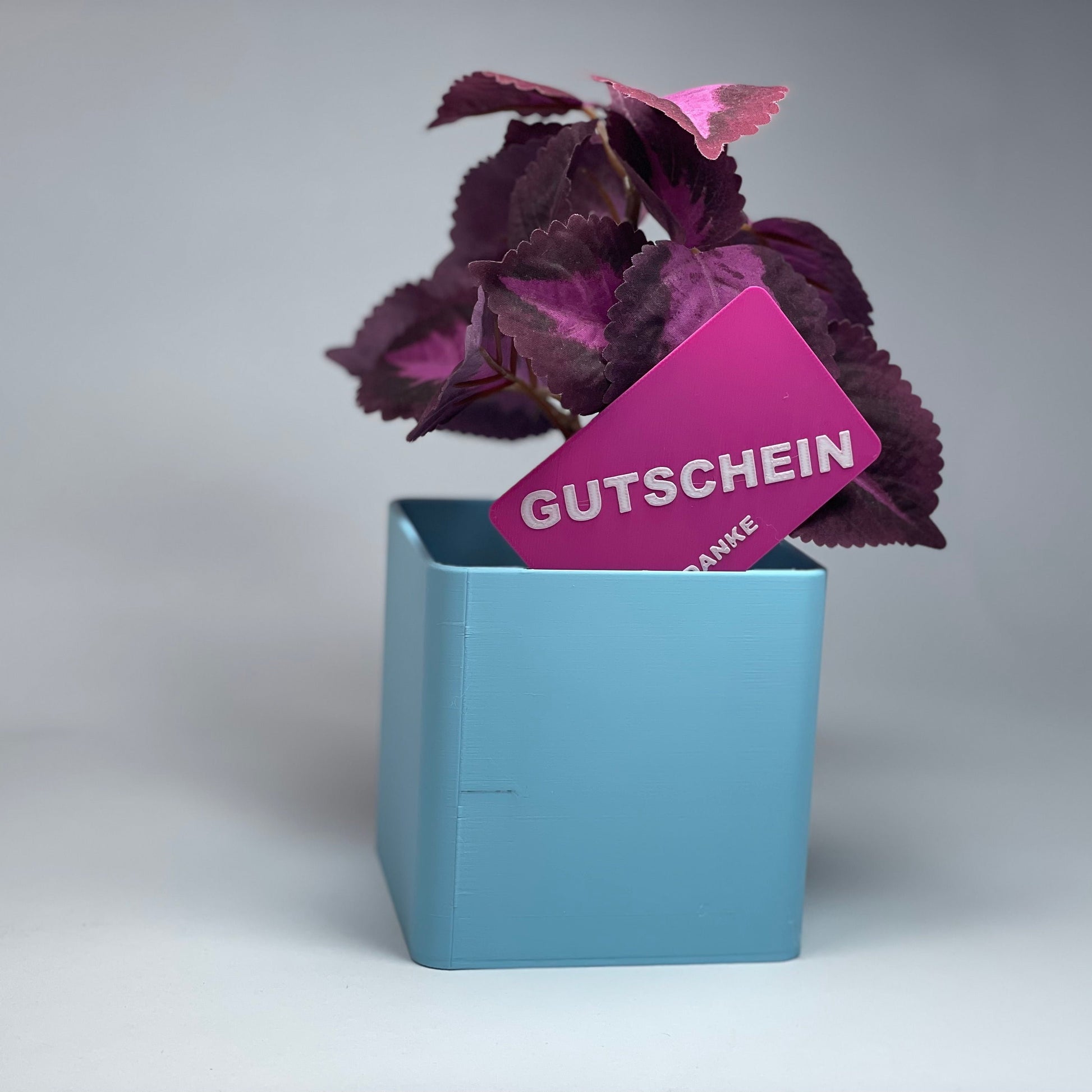 Die perfekte Blumen-Vase von KINIMOD3D als Geschenk zur Geburt – individuell mit den Baby-Daten gestaltet. Mit Schacht für Gutscheine oder Glückwunschkarten. Eine unvergessliche Erinnerung an den großen Tag.