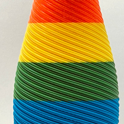 Bunte Regenbogen-Dekoration von KINIMOD3D – handgefertigte Vase aus 3D-Druck, perfekt für ein einzigartiges Geburtstagsgeschenk.