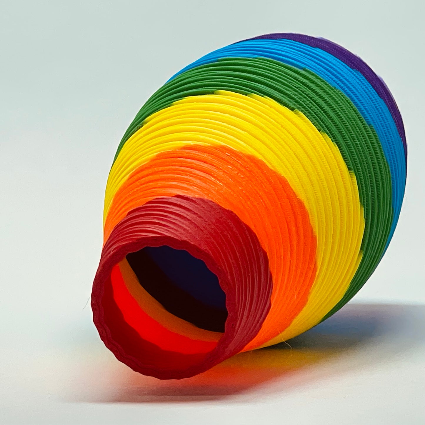 Handgefertigte Vase von KINIMOD3D in leuchtenden Regenbogenfarben – perfekt für Geburtstage und als stilvolles Deko-Geschenk aus nachhaltigem 3D-Druck.