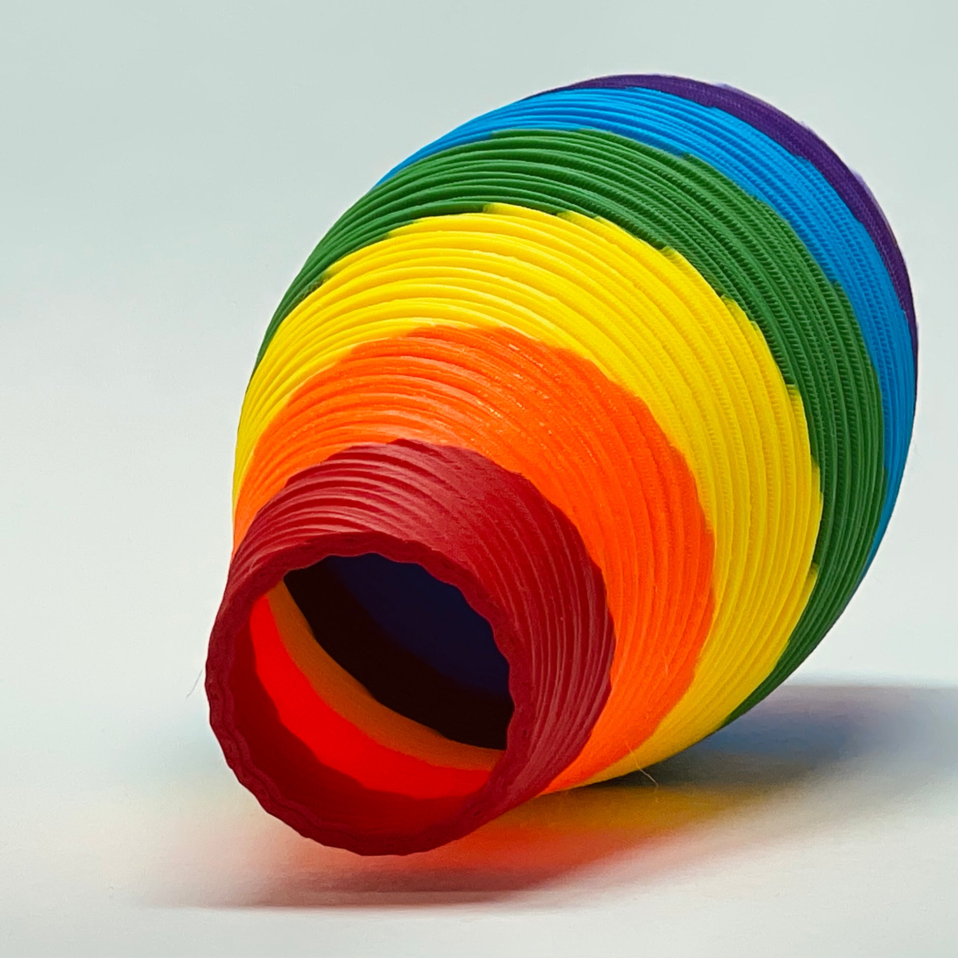 Handgefertigte Vase von KINIMOD3D in leuchtenden Regenbogenfarben – perfekt für Geburtstage und als stilvolles Deko-Geschenk aus nachhaltigem 3D-Druck.