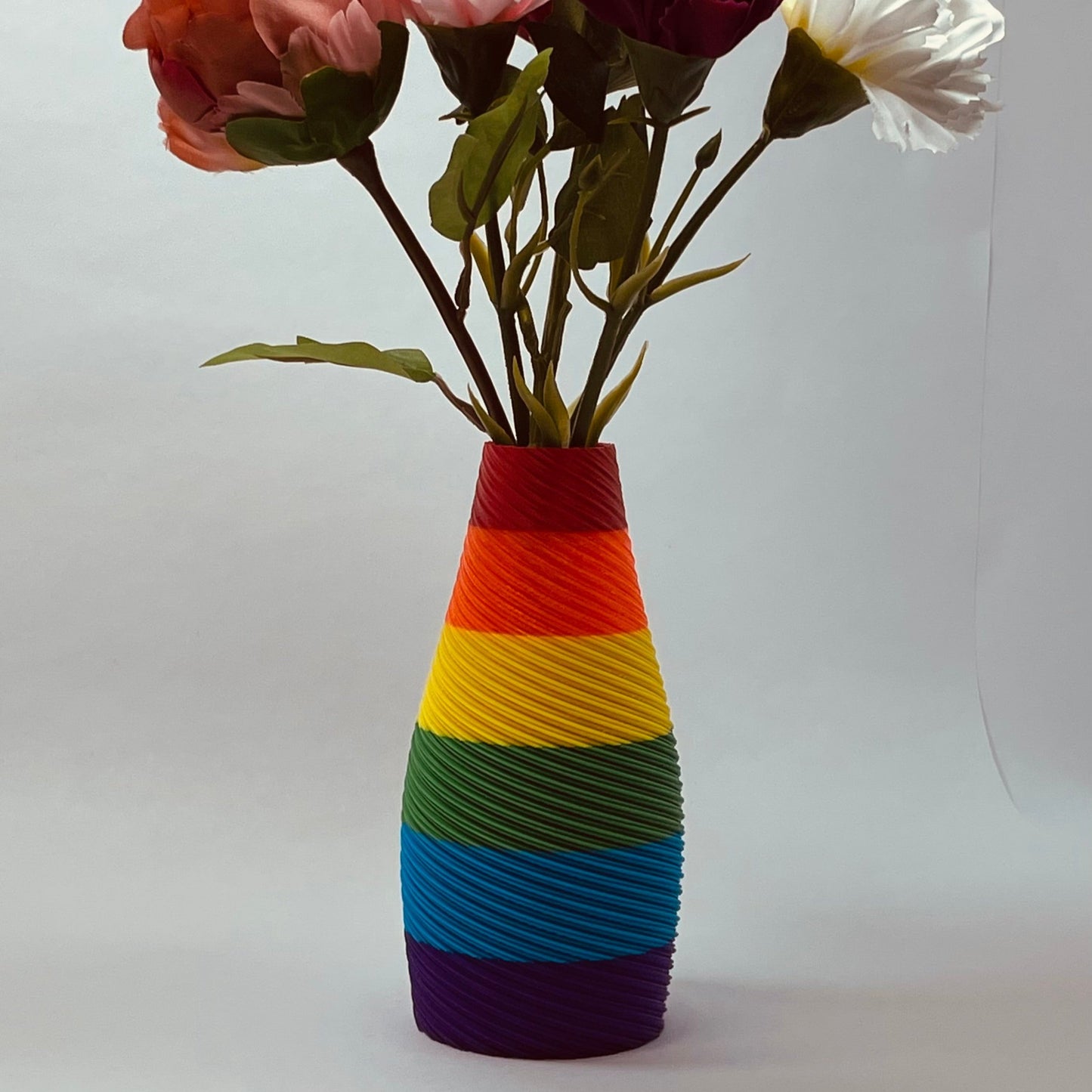 Diese Regenbogen-Blumenvase von KINIMOD3D ist der perfekte Blickfang. 3D-gedruckt, nachhaltig und ein wundervolles Geschenk zum Geburtstag oder Jubiläum.