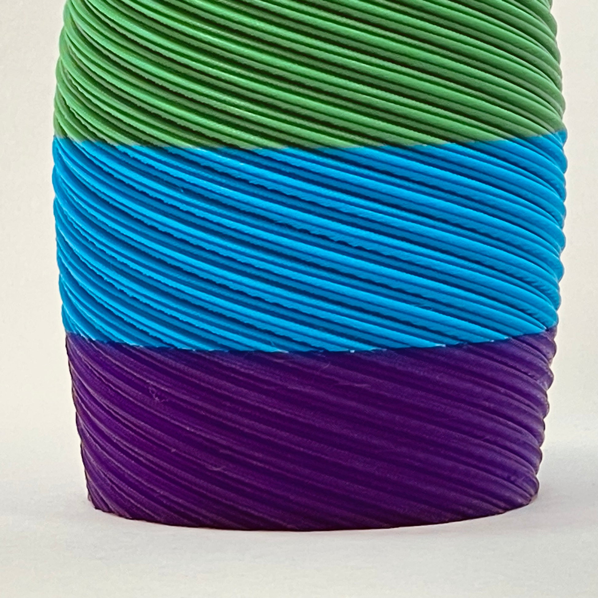 Farbenfrohe Blumenvase in Regenbogenfarben, handgefertigt von KINIMOD3D. Umweltfreundlich und das ideale Geschenk für jeden Geburtstag.