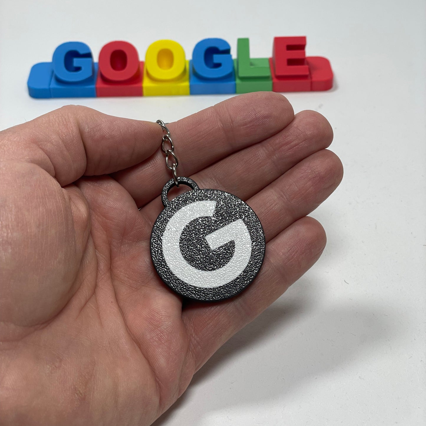 Google Schlüsselanhänger mit NFC-Tag für direkte Bewertungen. Hergestellt aus nachhaltigem PLA im 3D-Druckverfahren – personalisierbar und innovativ.