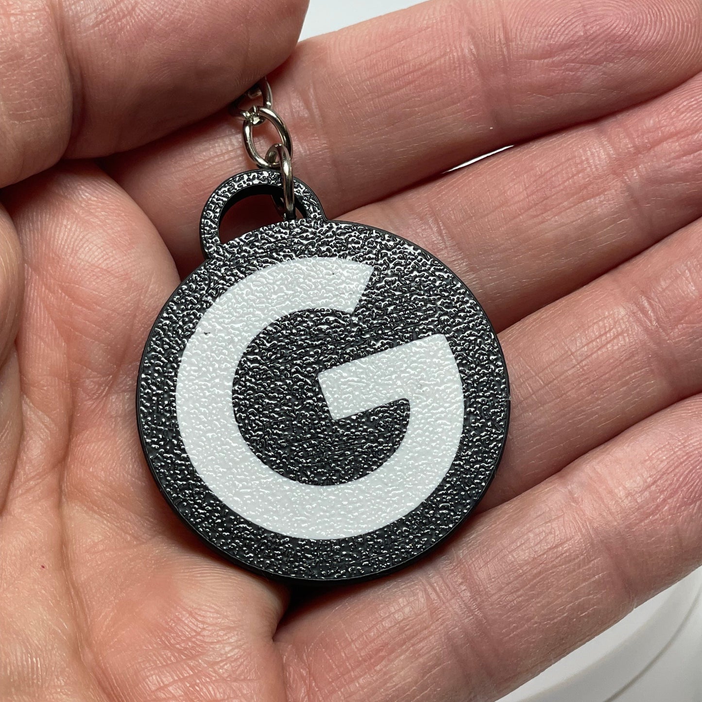 Hochwertiger 3D-gedruckter Schlüsselanhänger (40x4 mm) aus PLA. Mit integriertem NFC-Tag für einfache Google-Bewertungen – perfekt für Unternehmen.