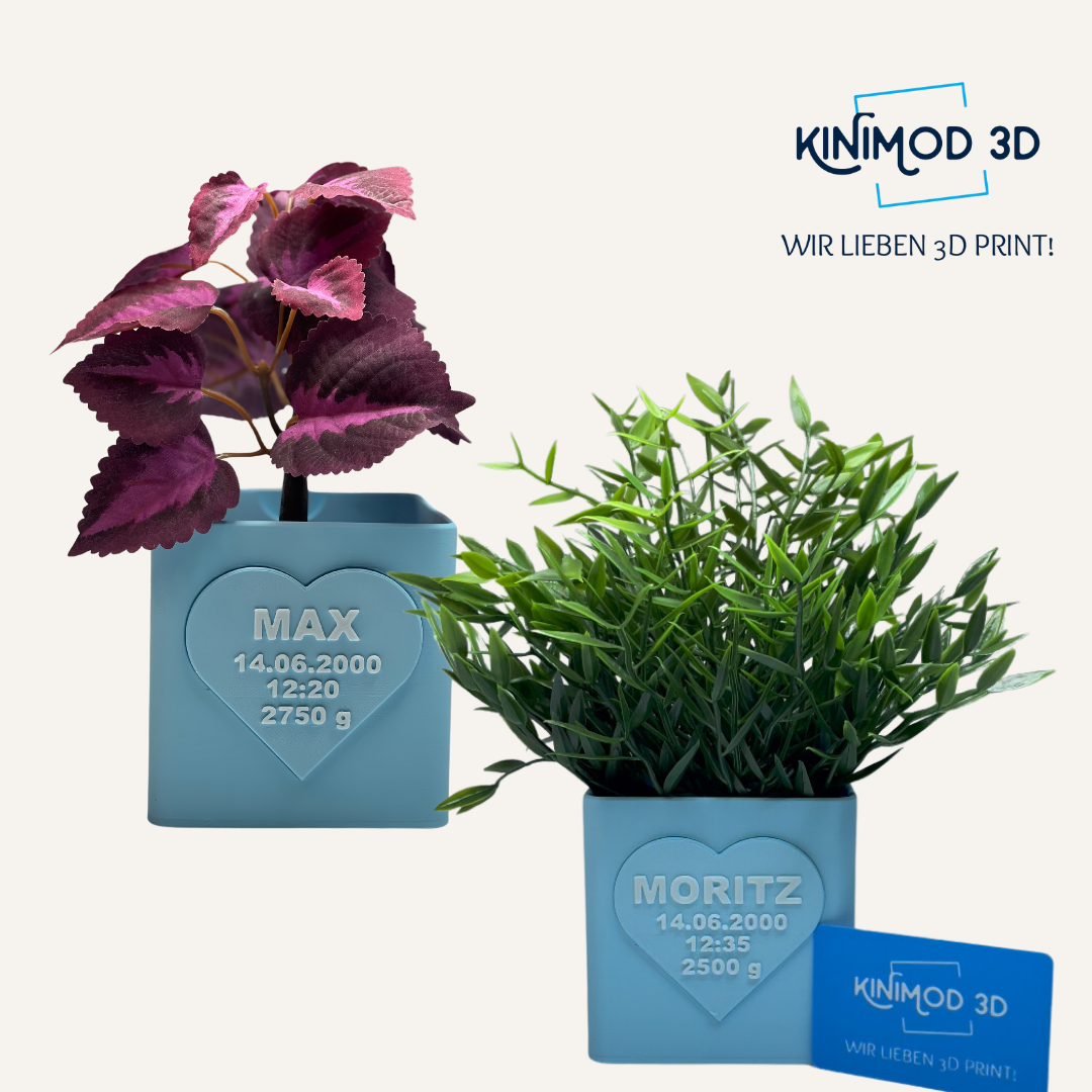 Personalisierte Blumen-Vase zur Geburt von KINIMOD3D mit den Baby-Daten. Inklusive Gutschein-Schacht für besondere Glückwünsche. Das perfekte und individuelle Geschenk, das jedem neuen Elternpaar Freude bereitet.