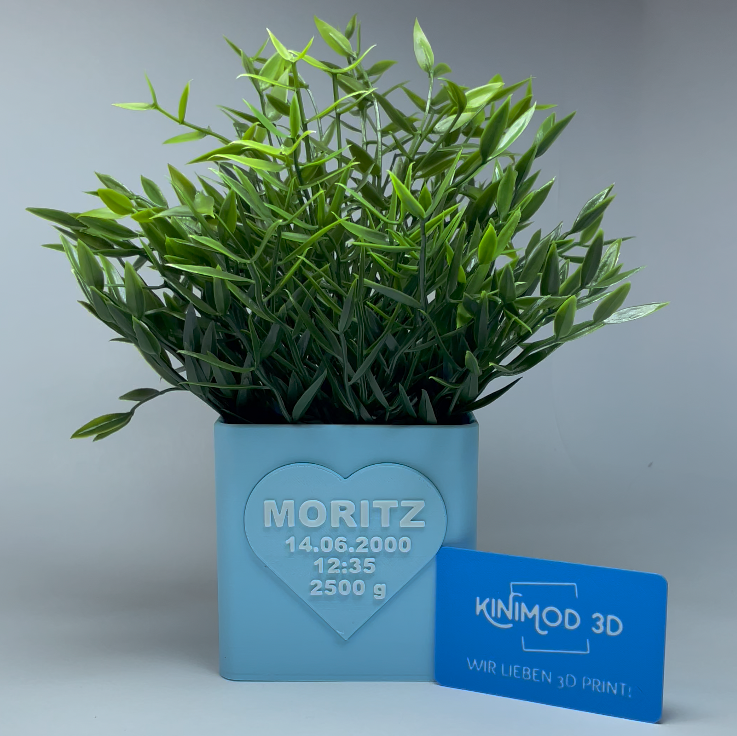 Hurra, ein Baby ist da! Die personalisierte Blumen-Vase von KINIMOD3D mit Baby-Daten ist das perfekte Geschenk zur Geburt. Mit Schacht für Gutscheine oder Grußkarten – eine liebevolle und dekorative Erinnerung für Eltern.