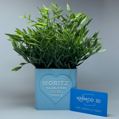 Hurra, ein Baby ist da! Die personalisierte Blumen-Vase von KINIMOD3D mit Baby-Daten ist das perfekte Geschenk zur Geburt. Mit Schacht für Gutscheine oder Grußkarten – eine liebevolle und dekorative Erinnerung für Eltern.
