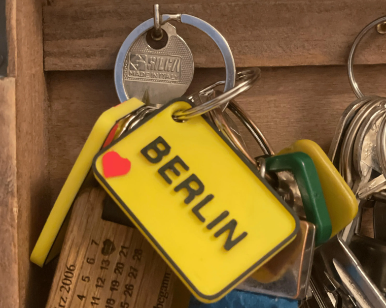 Berlin-Schlüsselanhänger mit personalisierbarem NFC-Tag, 3D-gedruckt in detailreichem, mehrfarbigem Design. Made in Germany. Ein einzigartiges Souvenir und praktisches Accessoire für Berlin-Liebhaber.