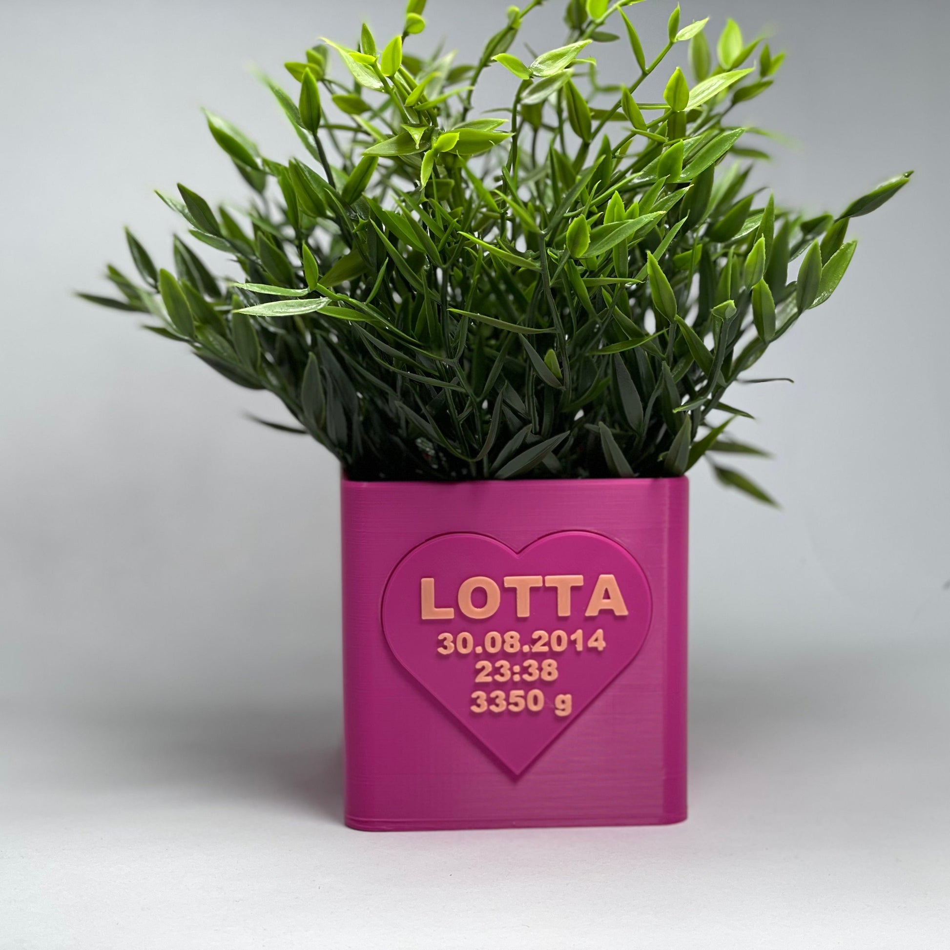 Geschenk zur Geburt: Vase mit personalisierten Babydaten – Name, Gewicht, Uhrzeit. Perfektes Andenken für Eltern, erstellt von #KINIMOD3D aus umweltfreundlichem PLA.