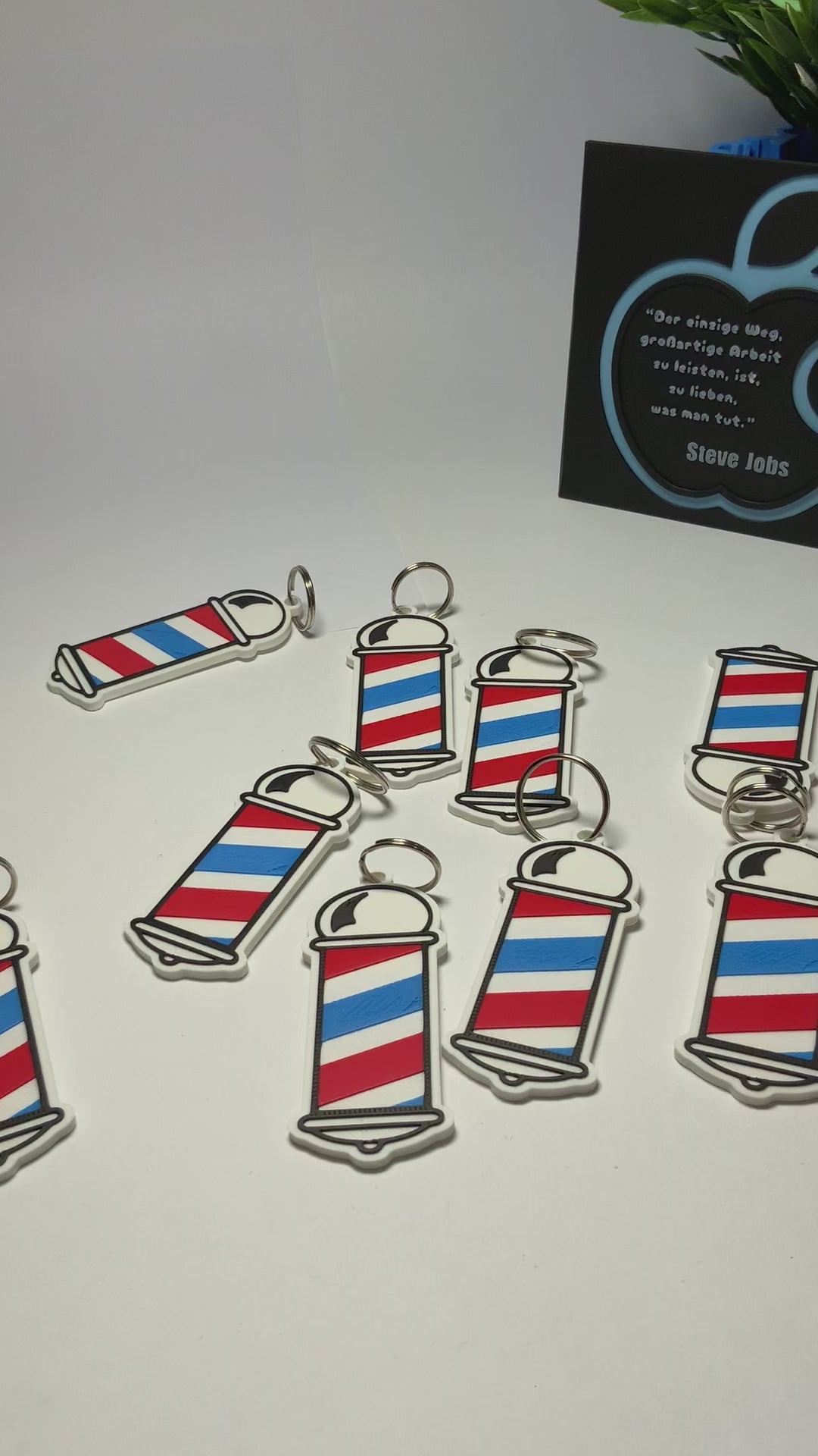Barber Pole Schlüsselanhänger aus 3D-Druck mit NFC-Tag – kombiniere Vintage-Barber-Style mit smarter Technik! Der perfekte Begleiter für Friseure und Barbier-Fans. Ermöglicht schnelles Teilen von Kontaktdaten, Social-Media-Links oder Webseiten per NFC. Einfach, kontaktlos und individuell programmierbar. Aus nachhaltigem PLA, handgefertigt in Deutschland. Unverzichtbar für alle, die in der Barber-Branche modern auftreten möchten. Auch als Geschenk geeignet.